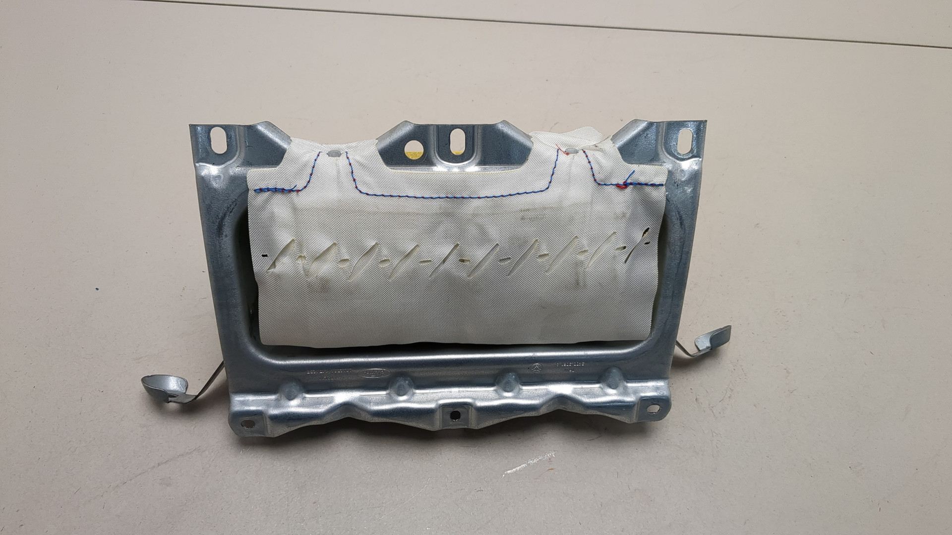 Подушка безопасности пассажирская (в торпедо)