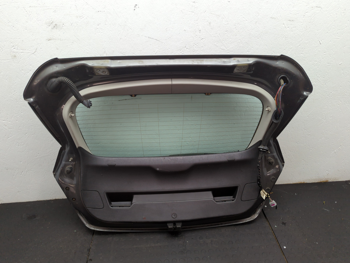 Дверь багажника