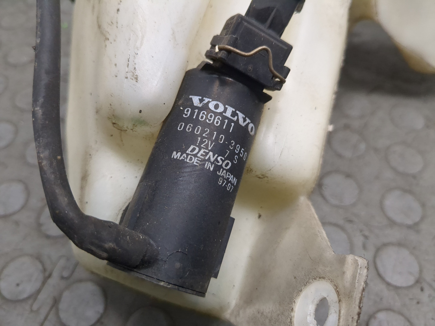 Бачок омывателя лобового стекла