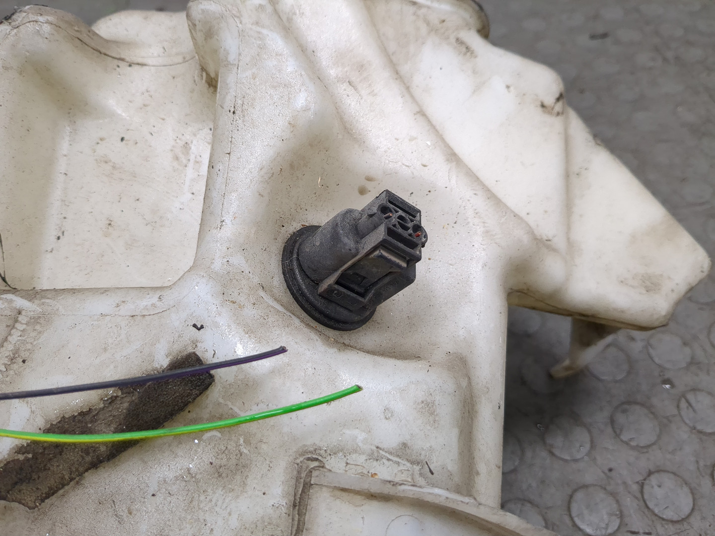 Бачок омывателя лобового стекла