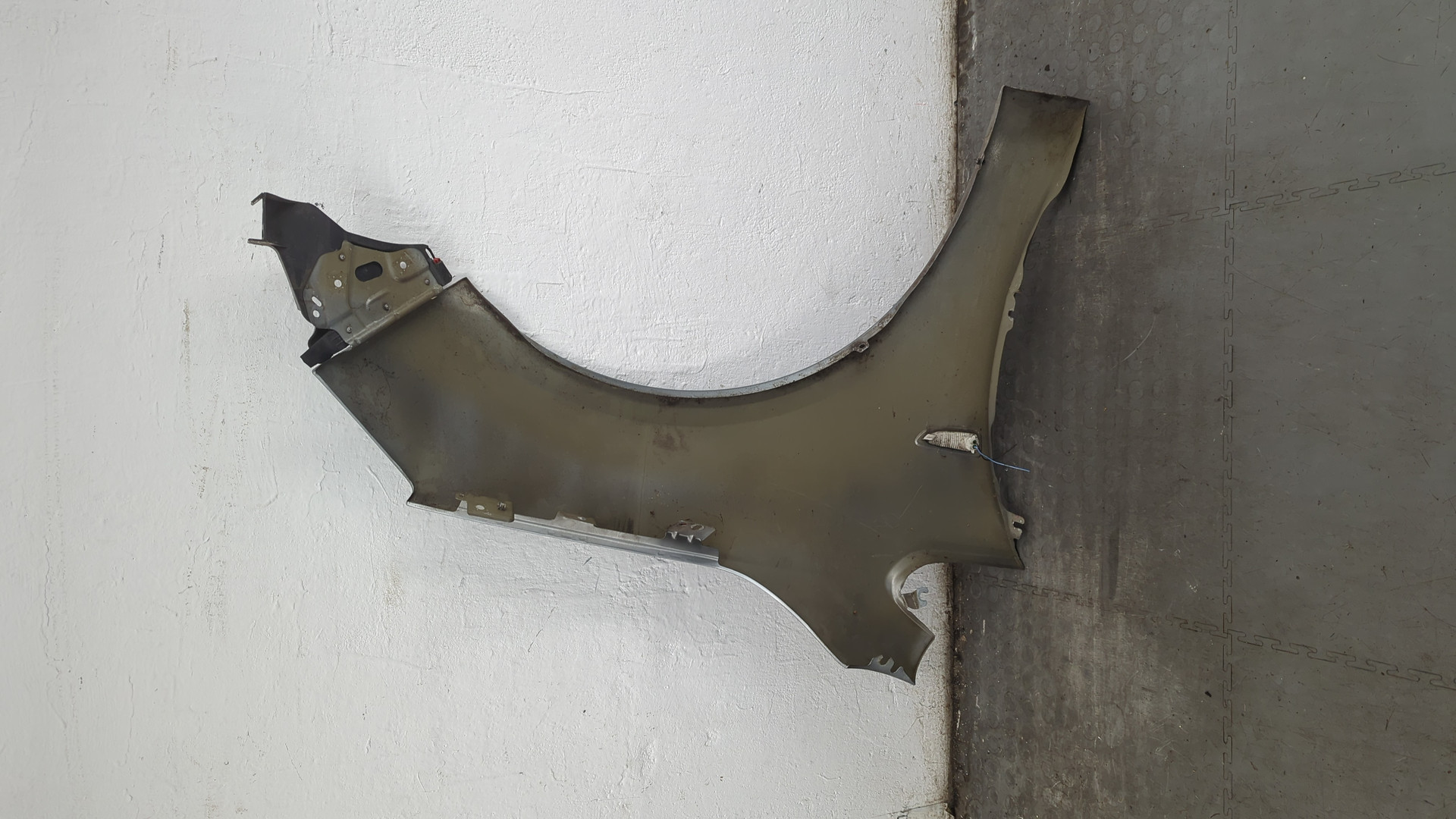 Крыло переднее левое