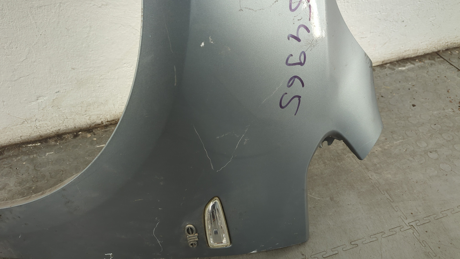 Крыло переднее левое