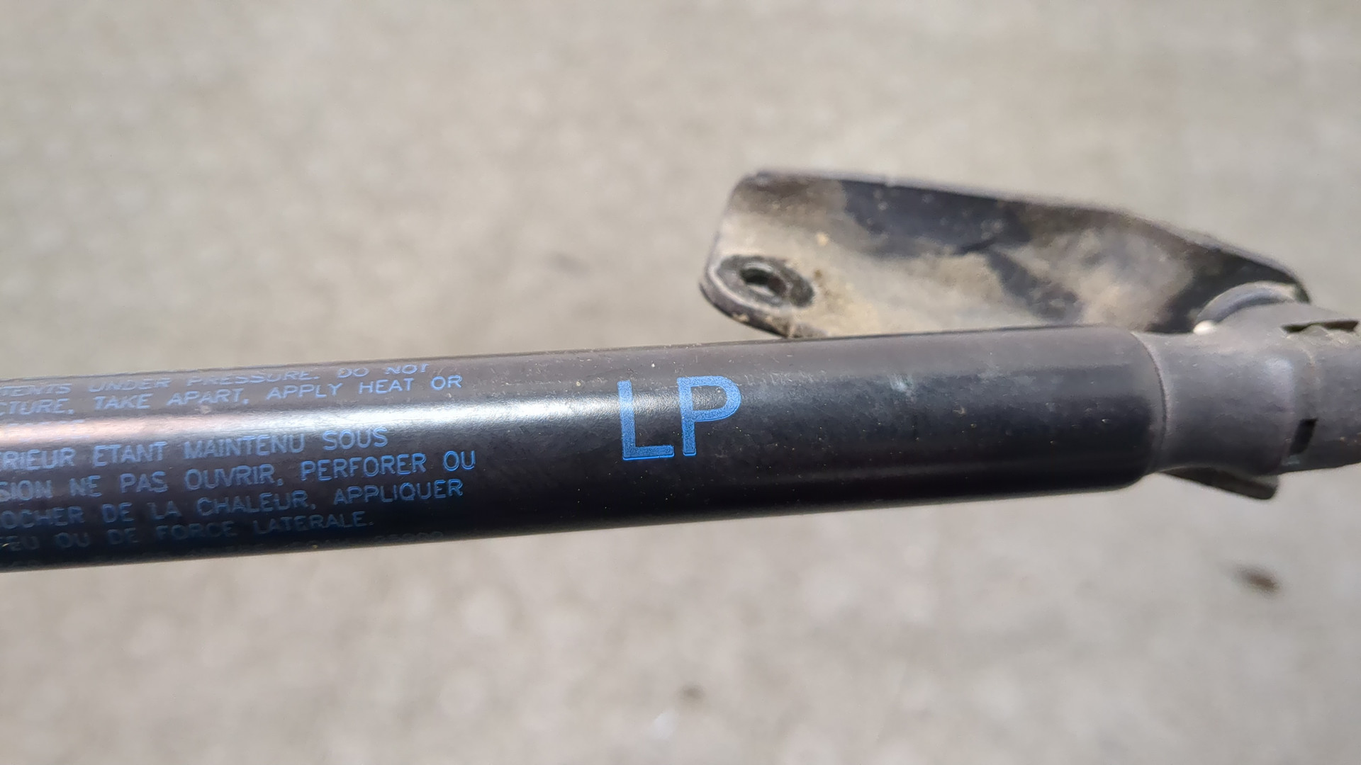 Амортизатор крышки багажника