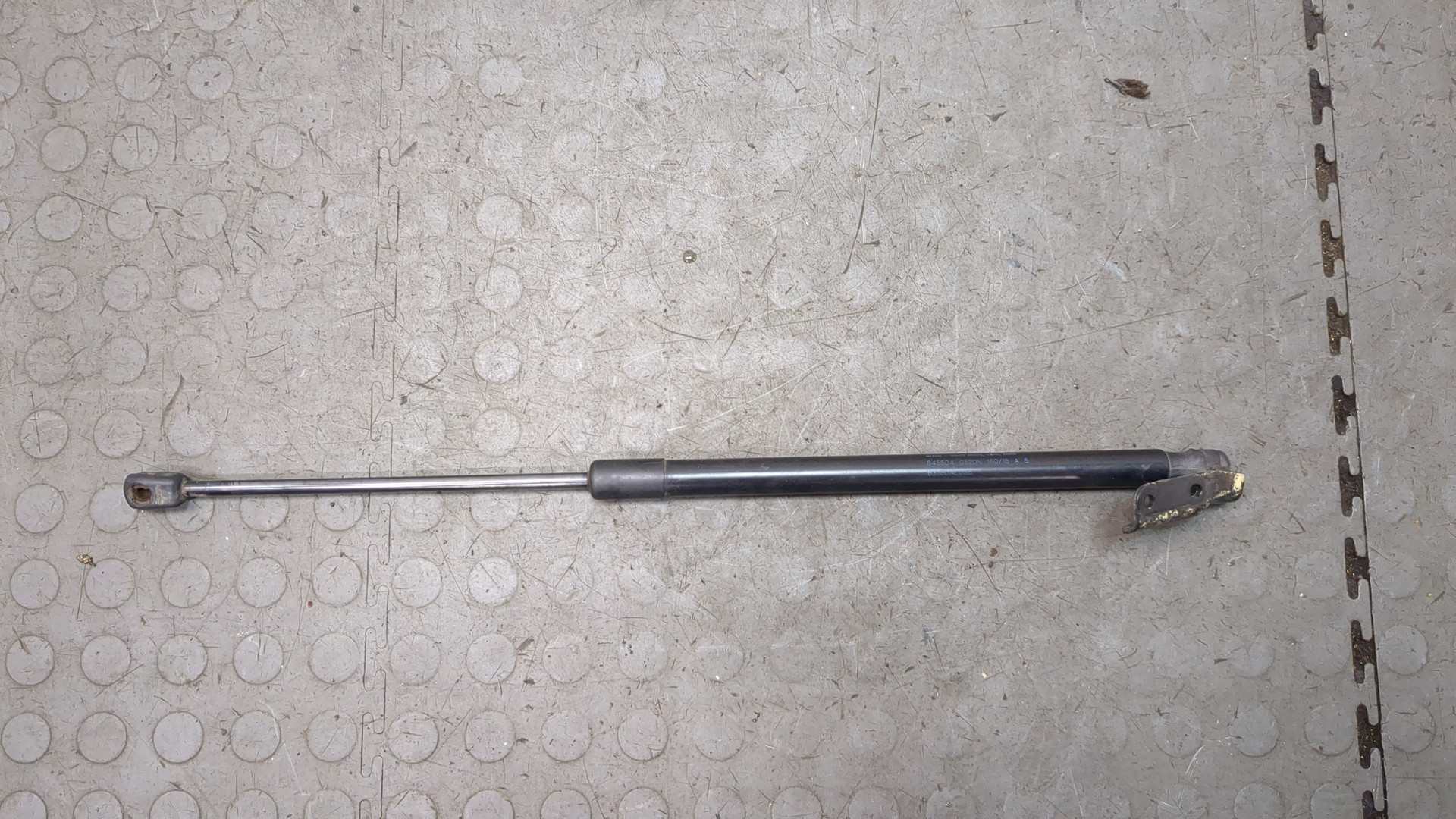 Амортизатор крышки багажника