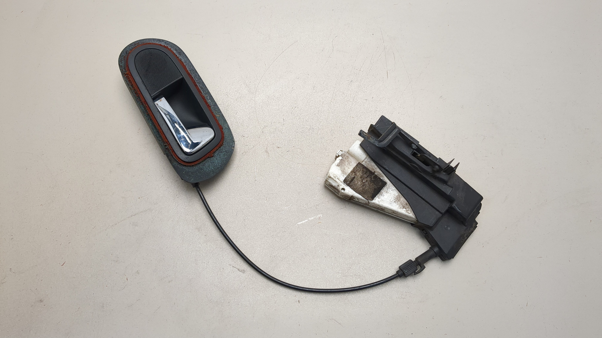 Замок двери передней левой