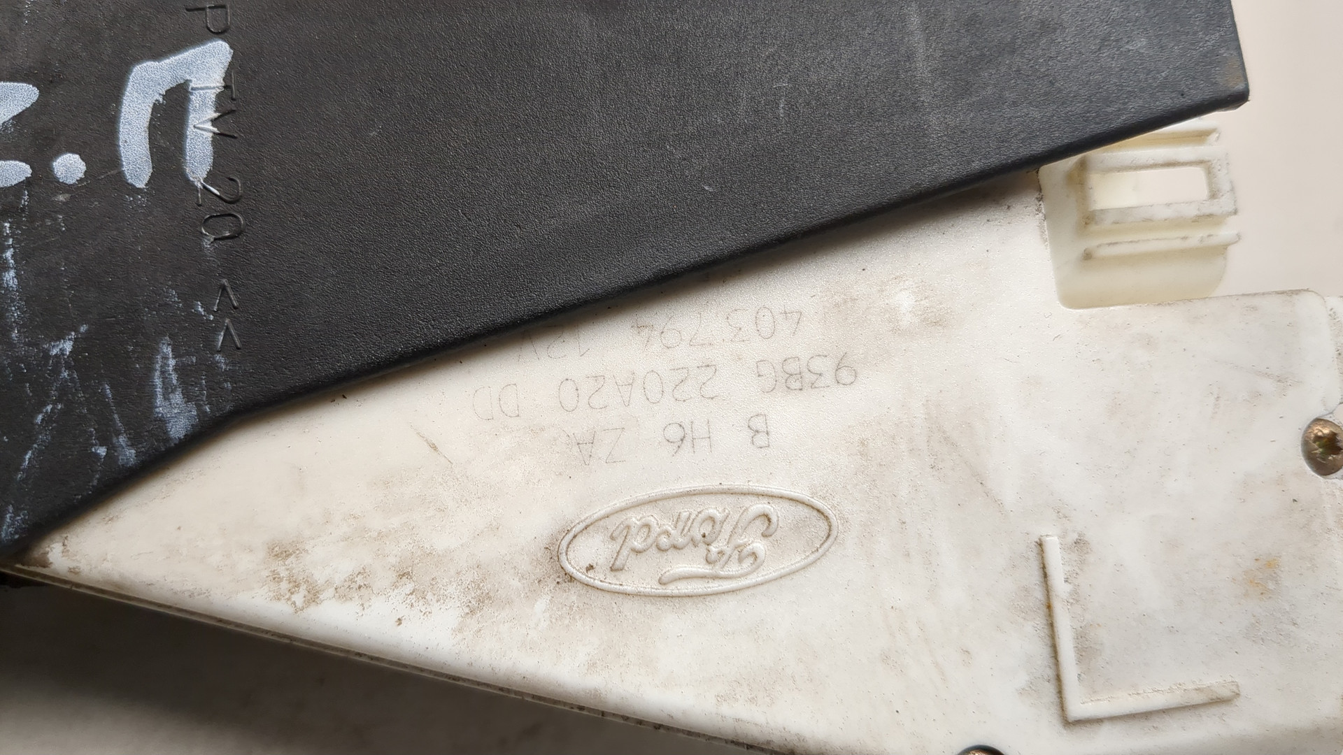 Замок двери передней левой