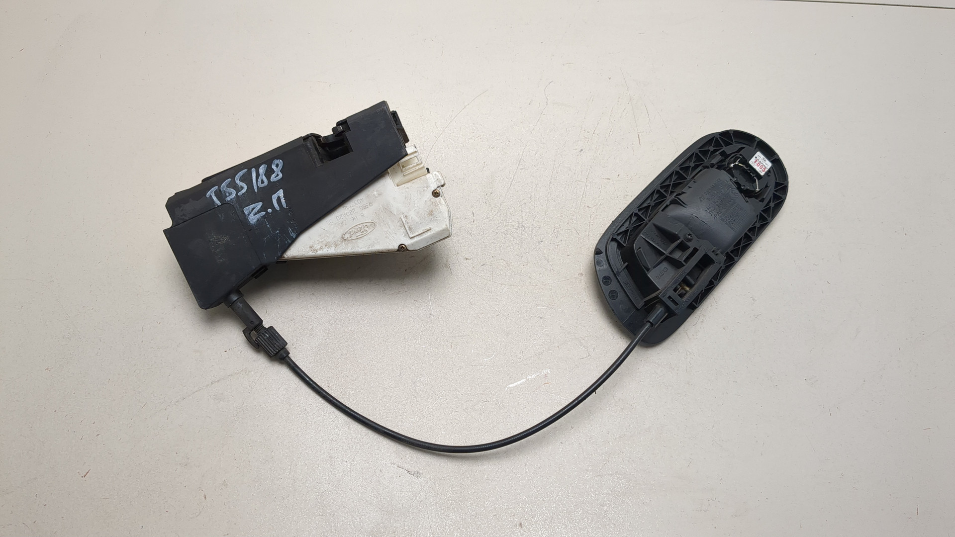 Замок двери передней левой