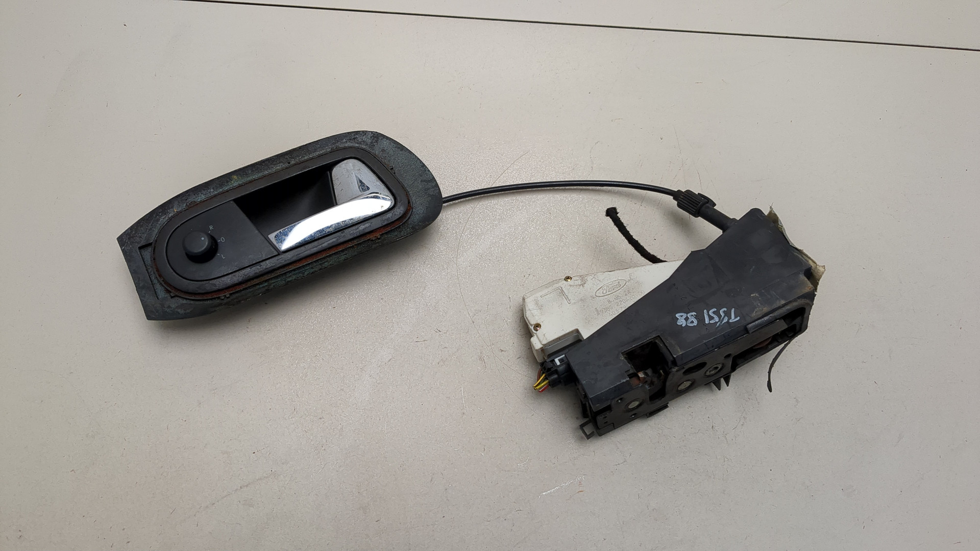 Замок двери передней правой