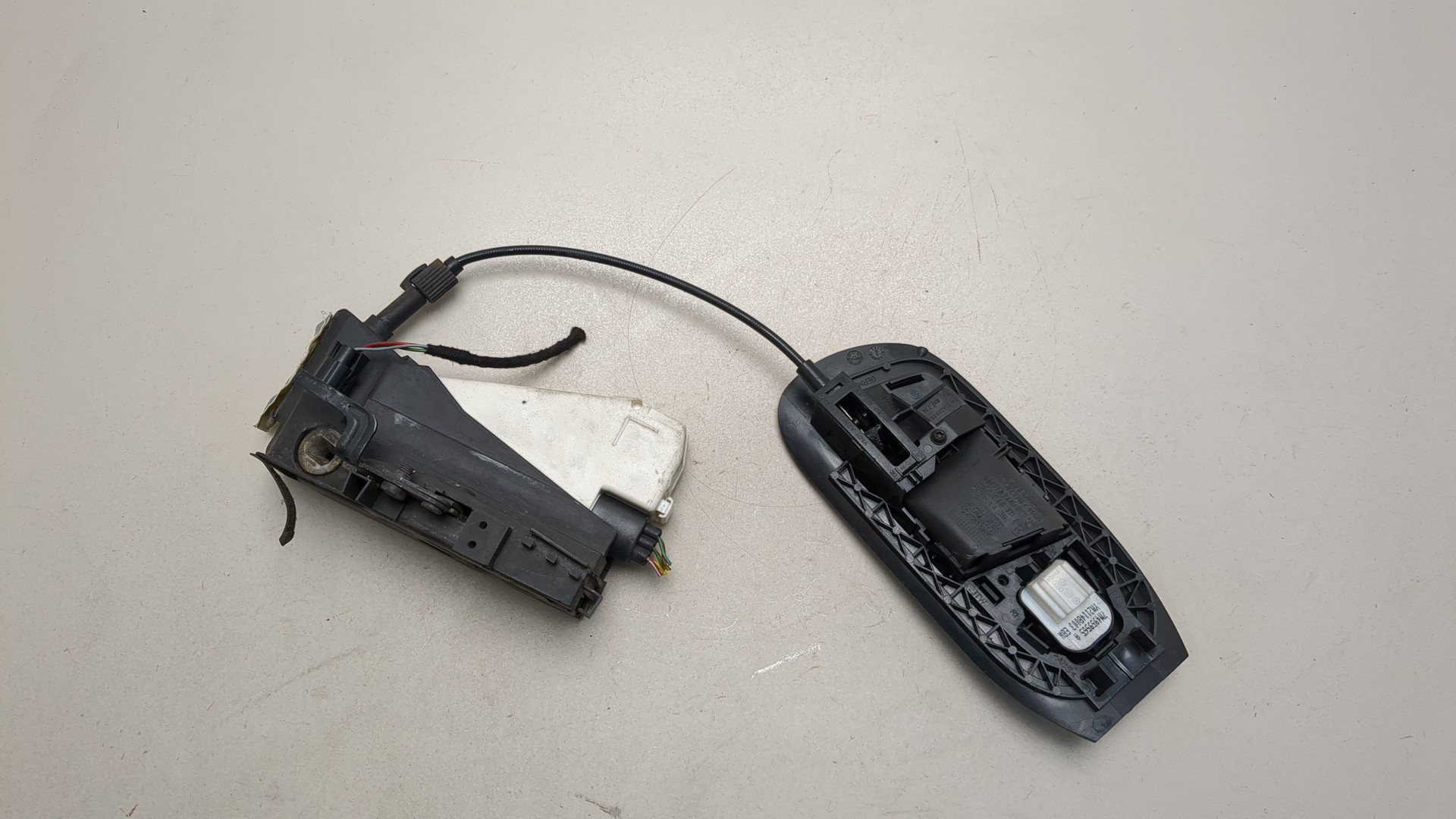 Замок двери передней правой