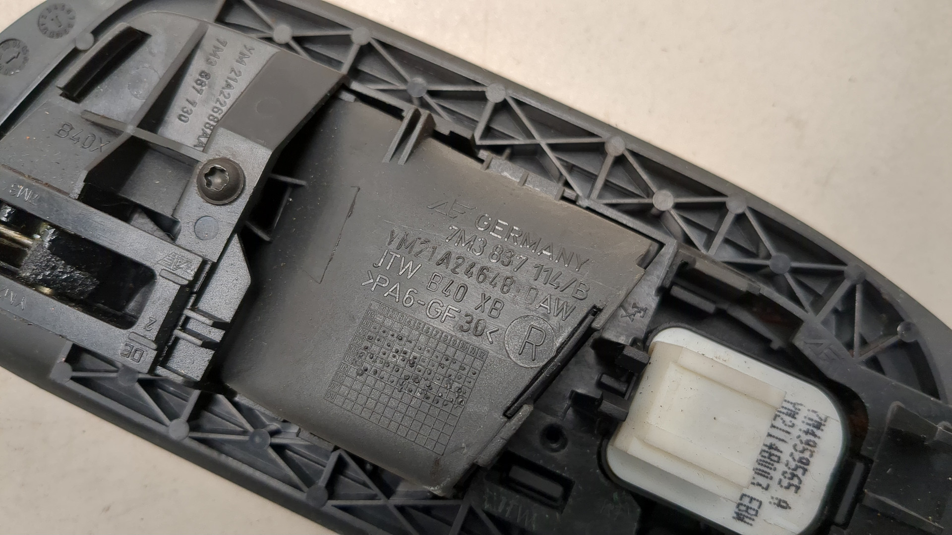 Замок двери передней правой