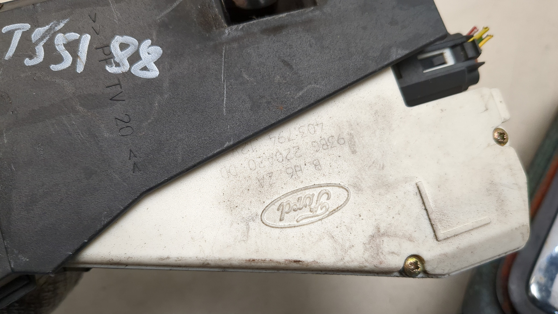 Замок двери передней правой