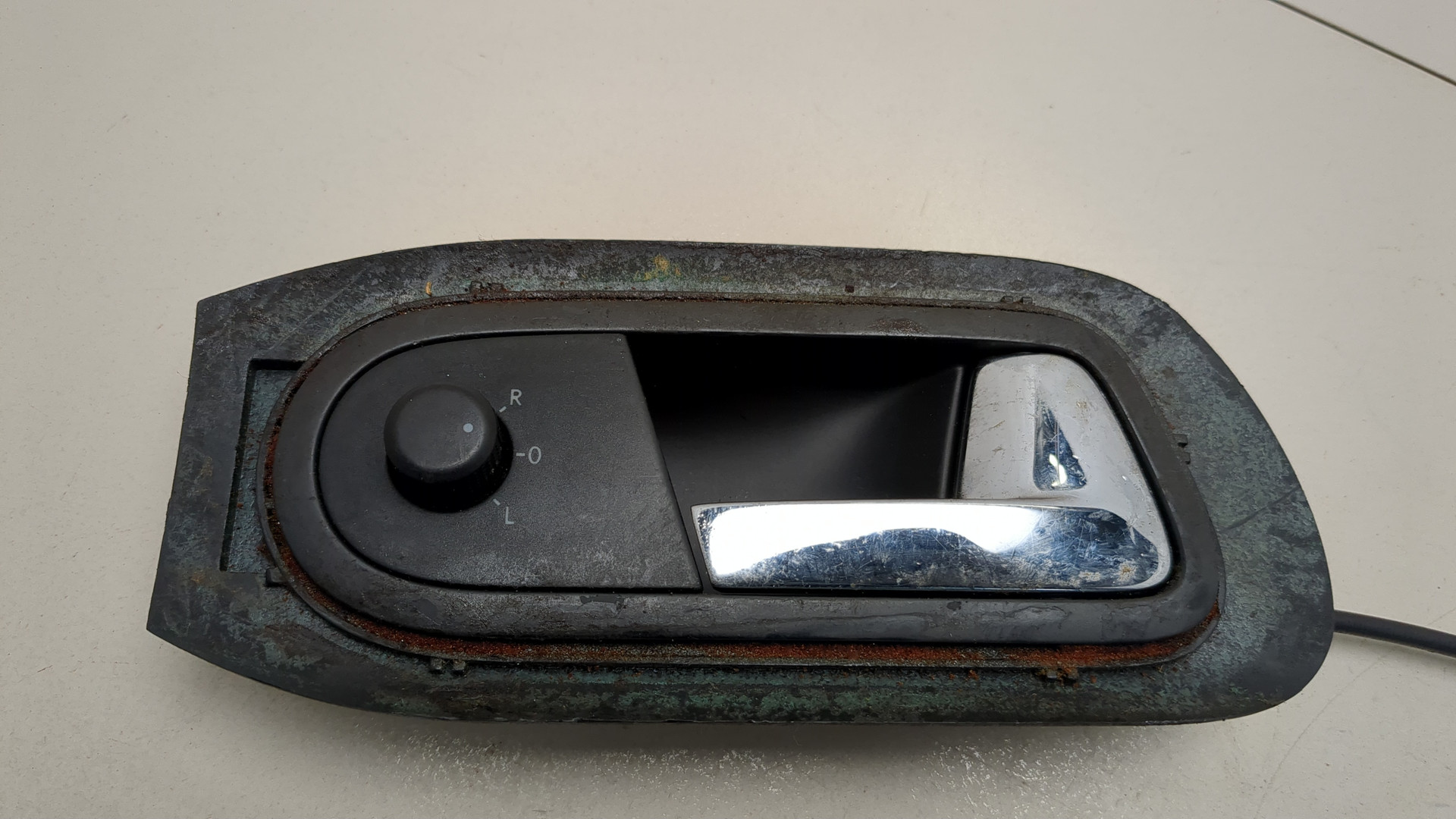 Замок двери передней правой