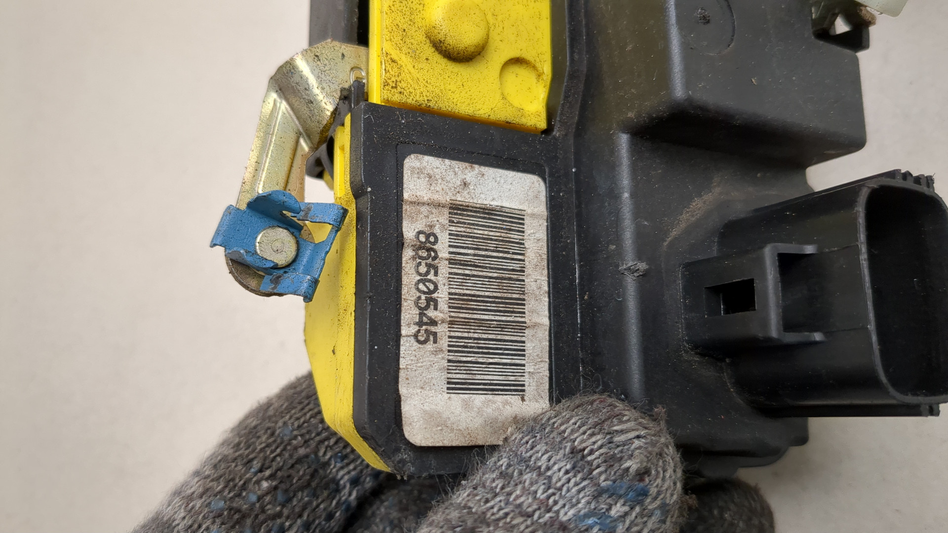 Замок двери передней левой