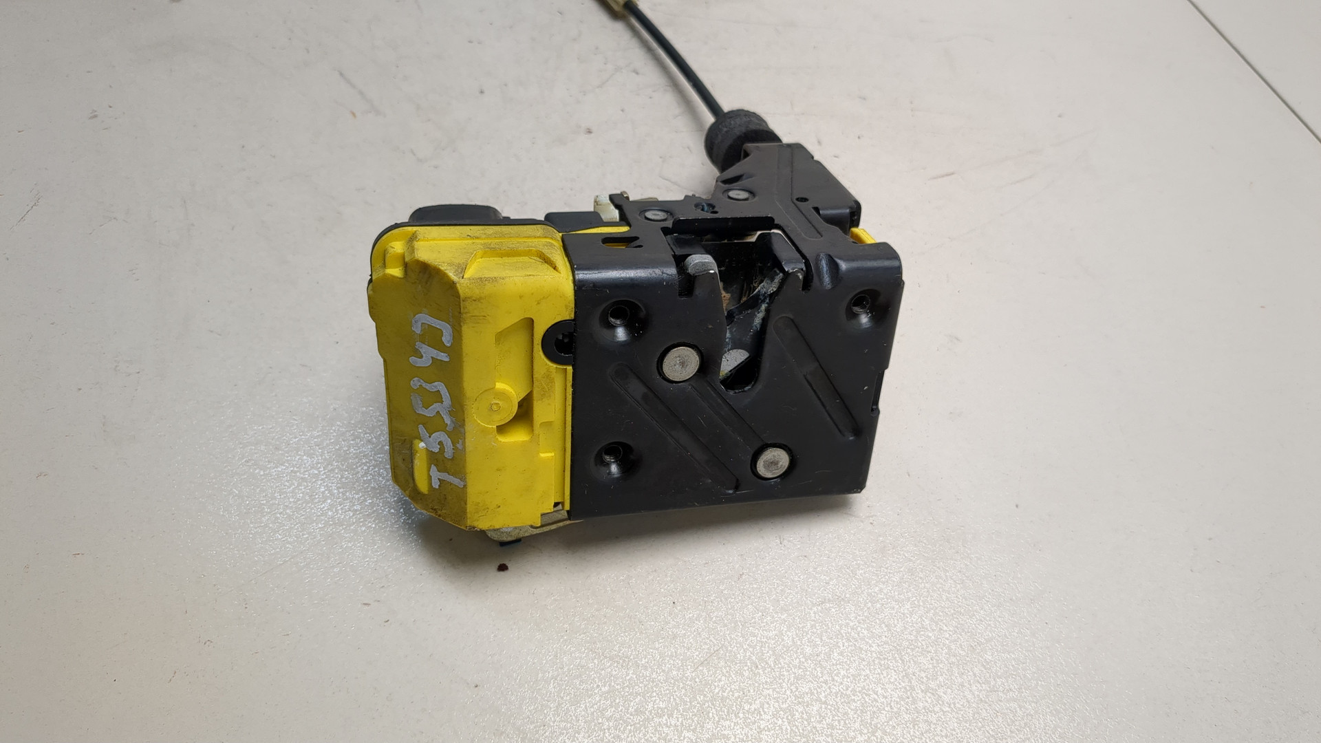 Замок двери передней левой