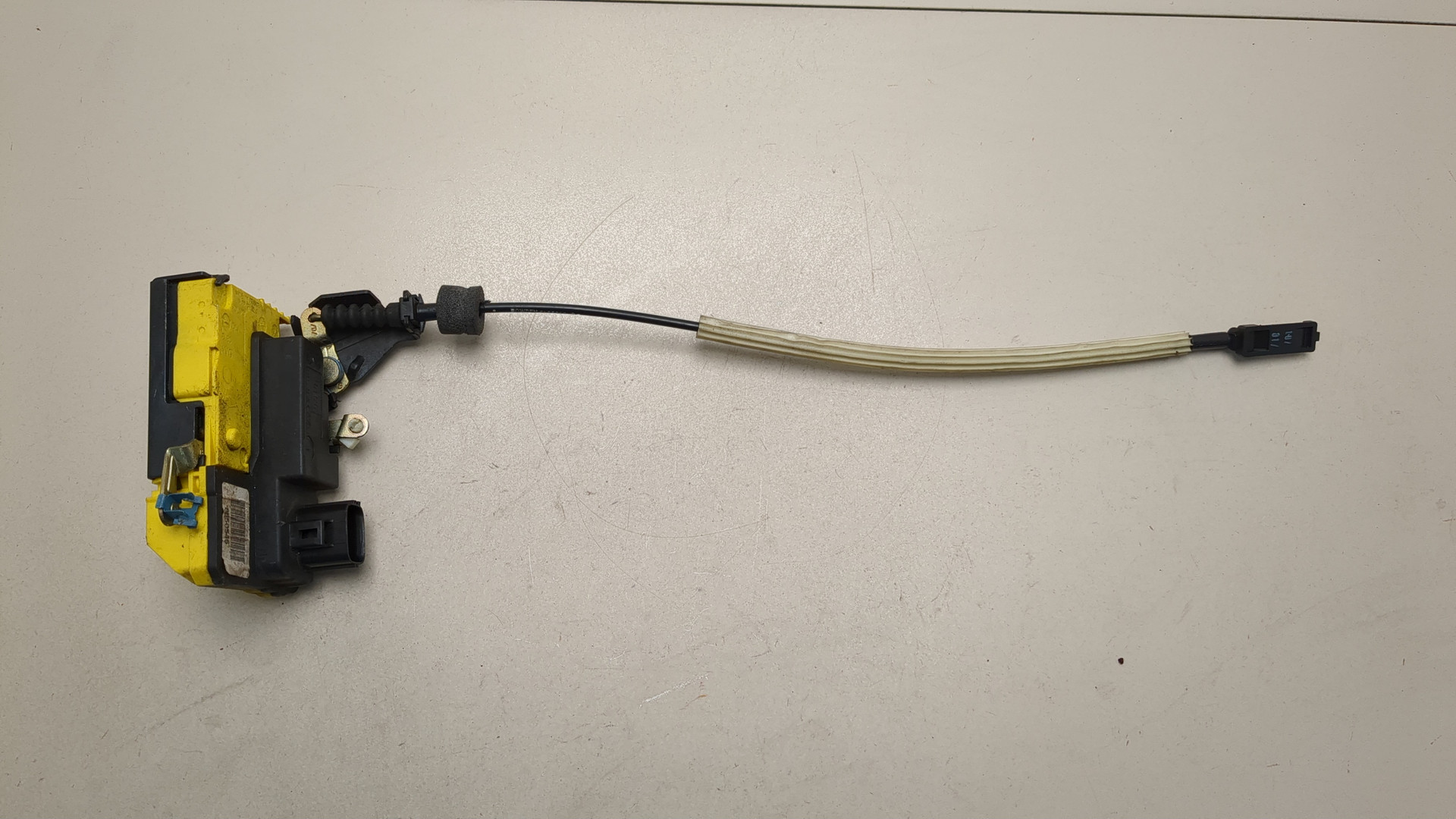 Замок двери передней левой