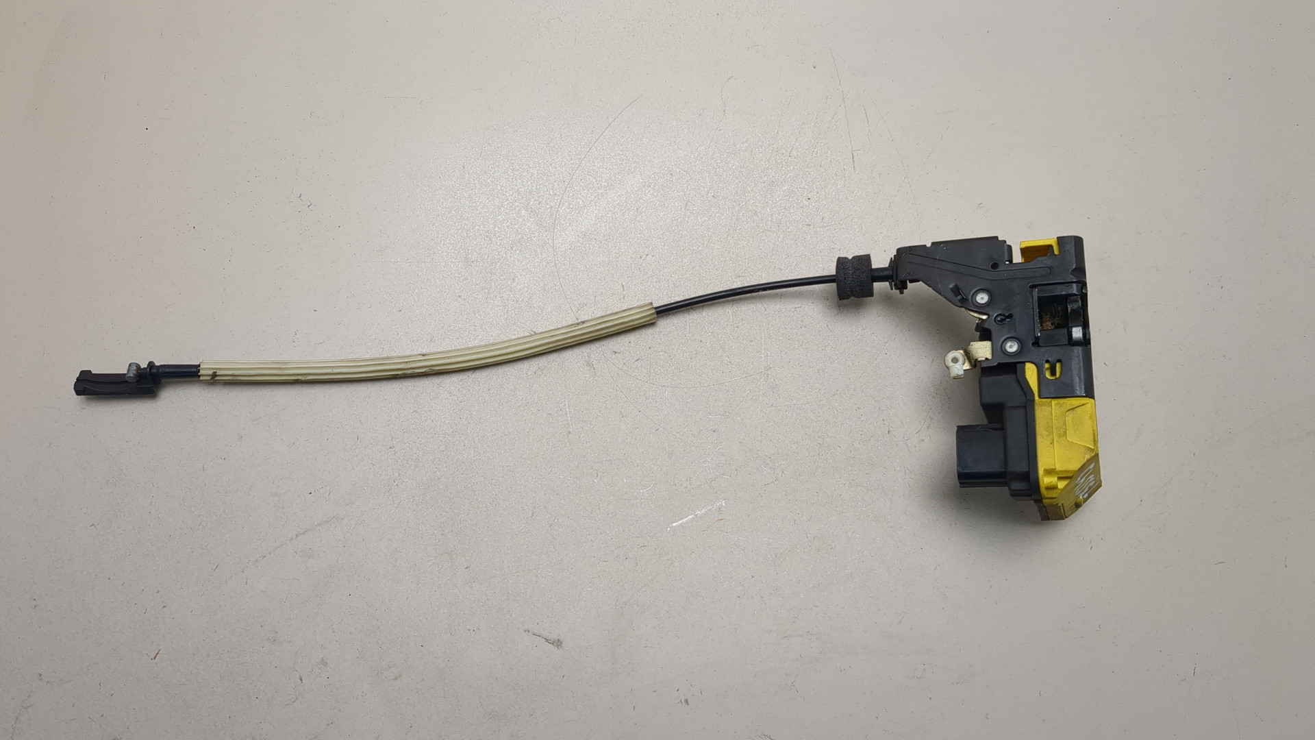 Замок двери передней левой