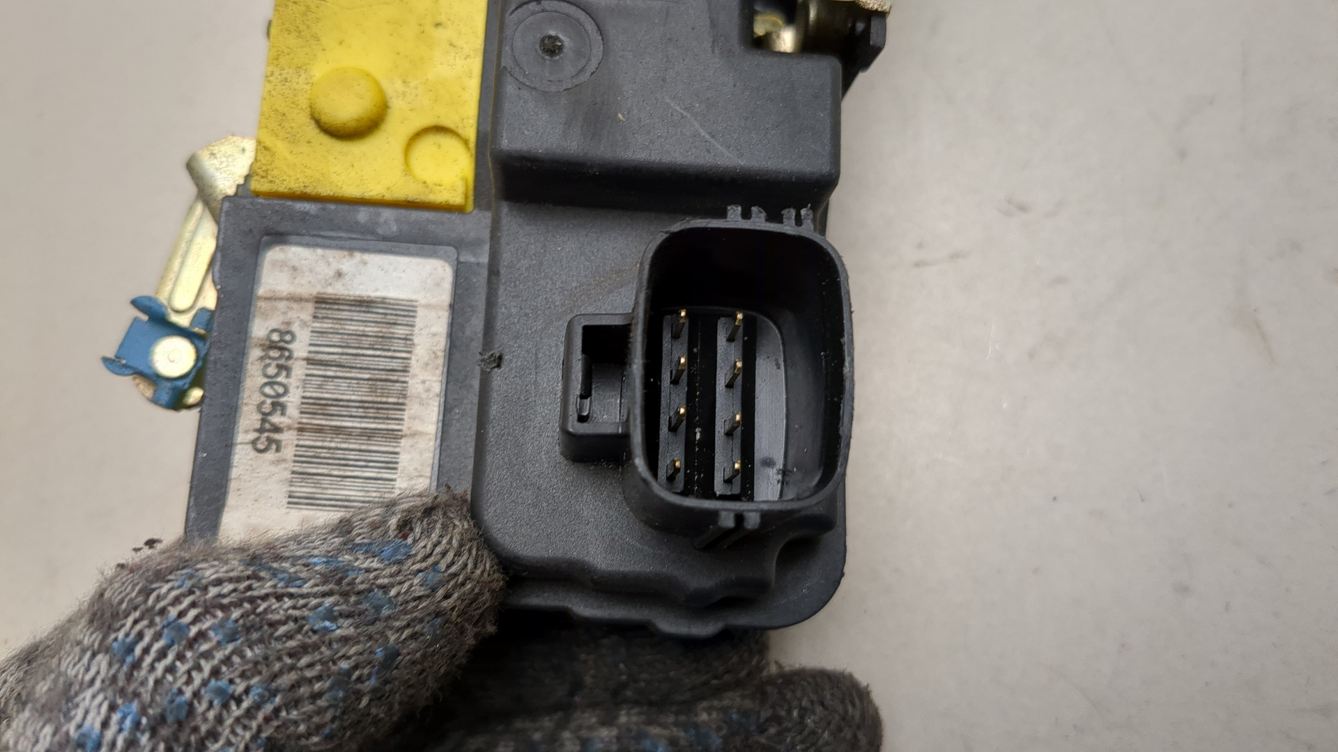 Замок двери передней левой