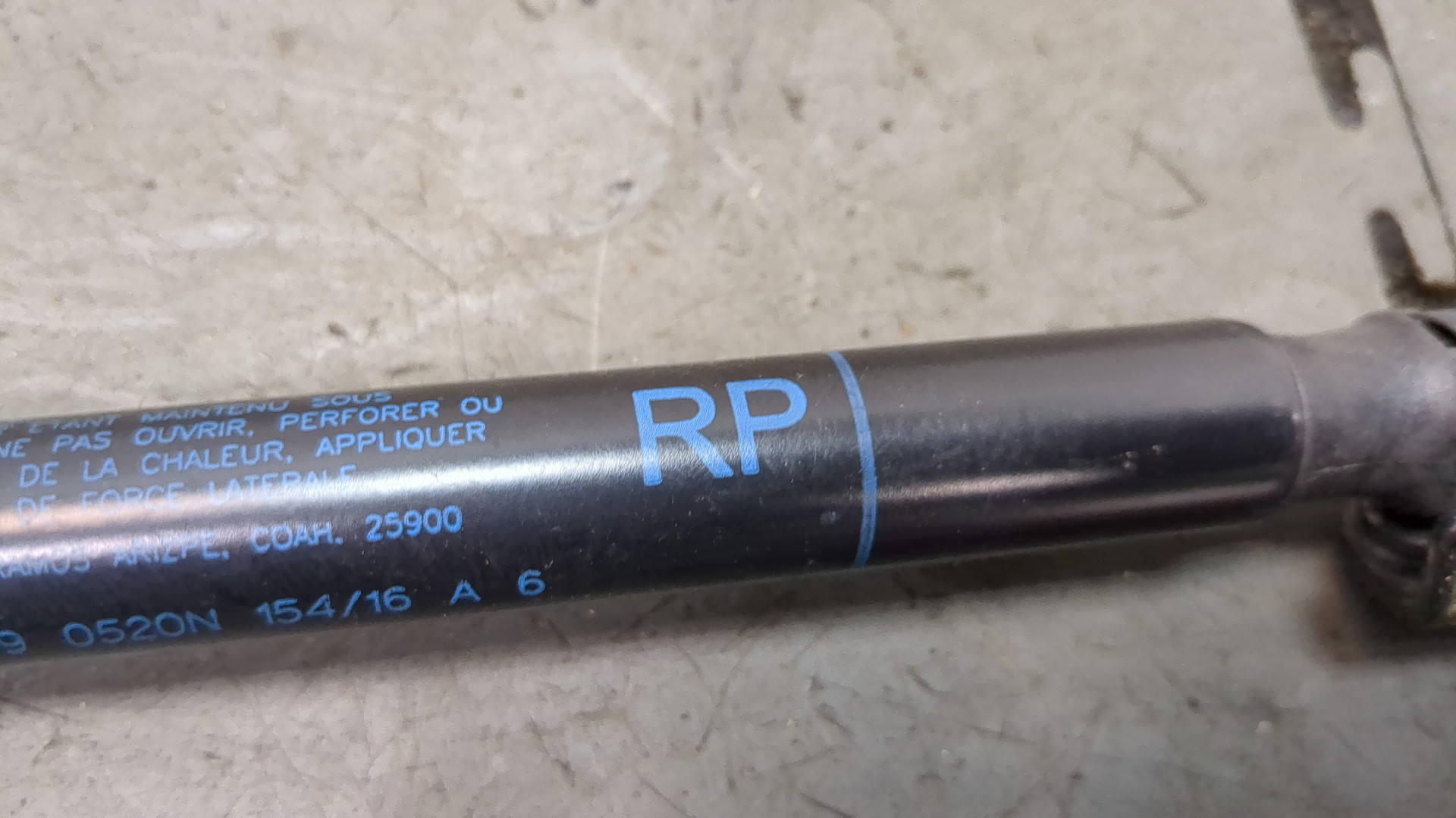 Амортизатор крышки багажника