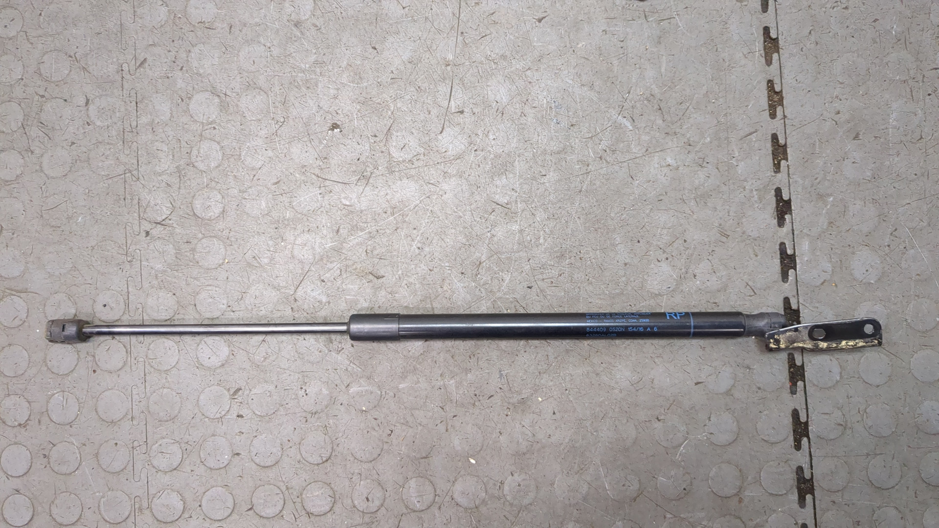 Амортизатор крышки багажника