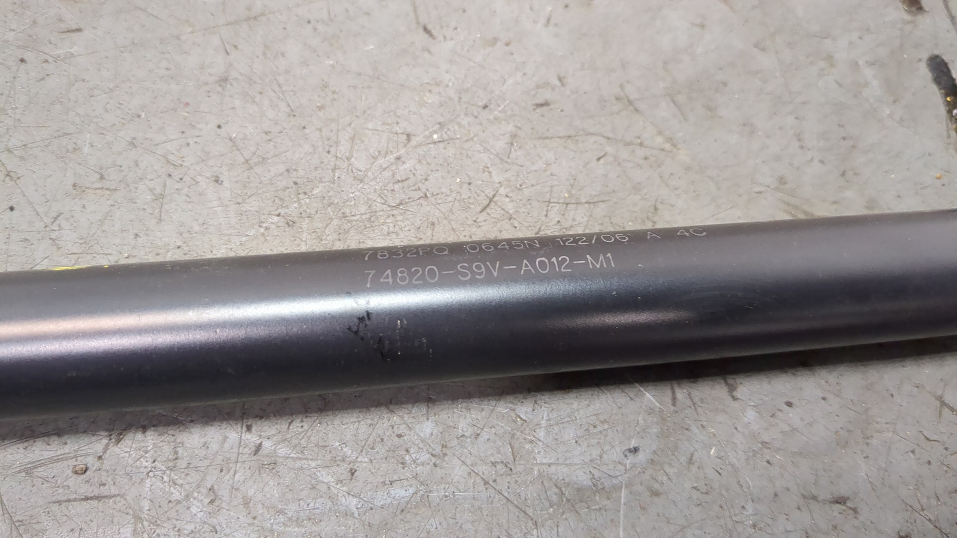 Амортизатор крышки багажника