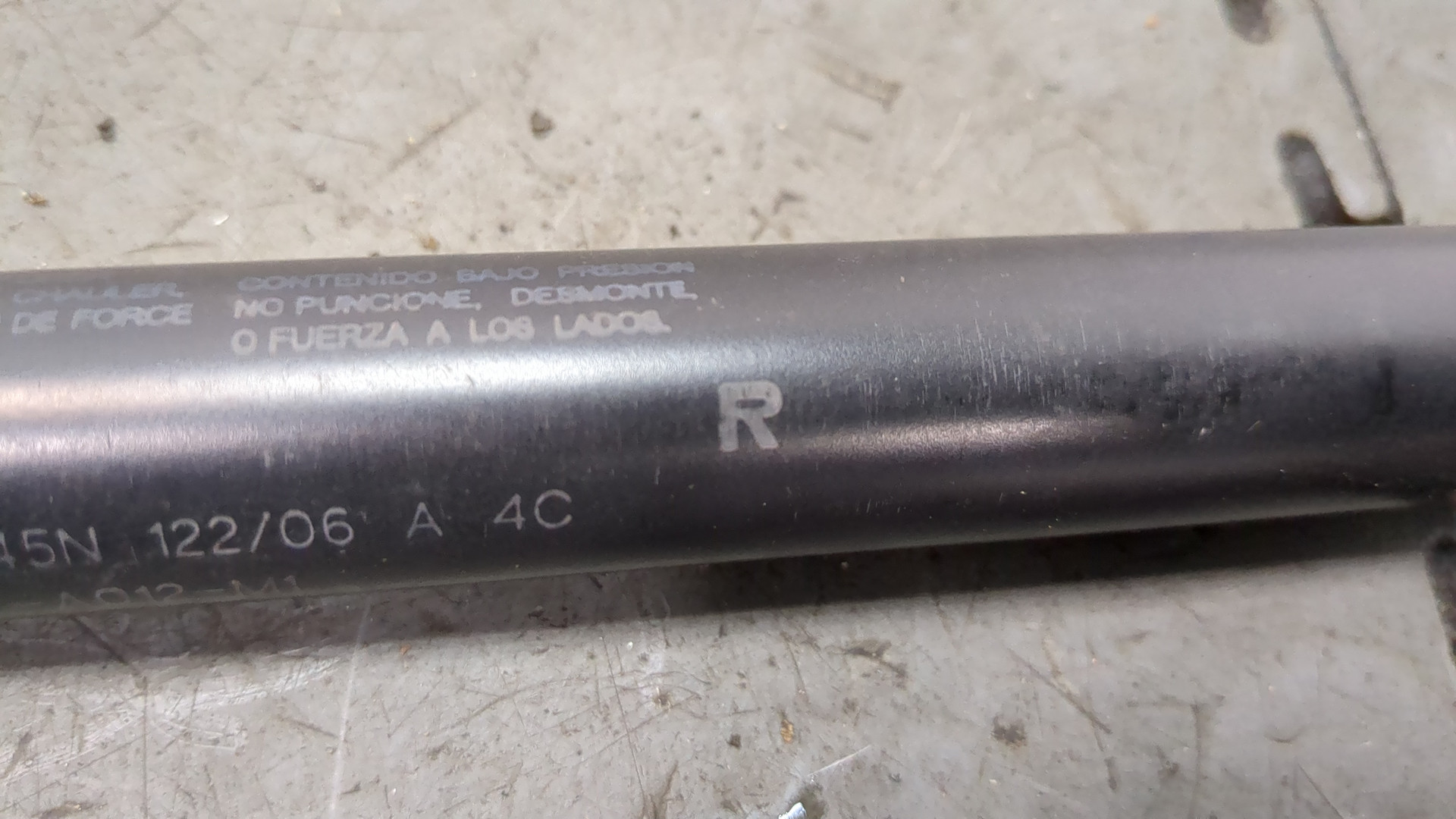 Амортизатор крышки багажника