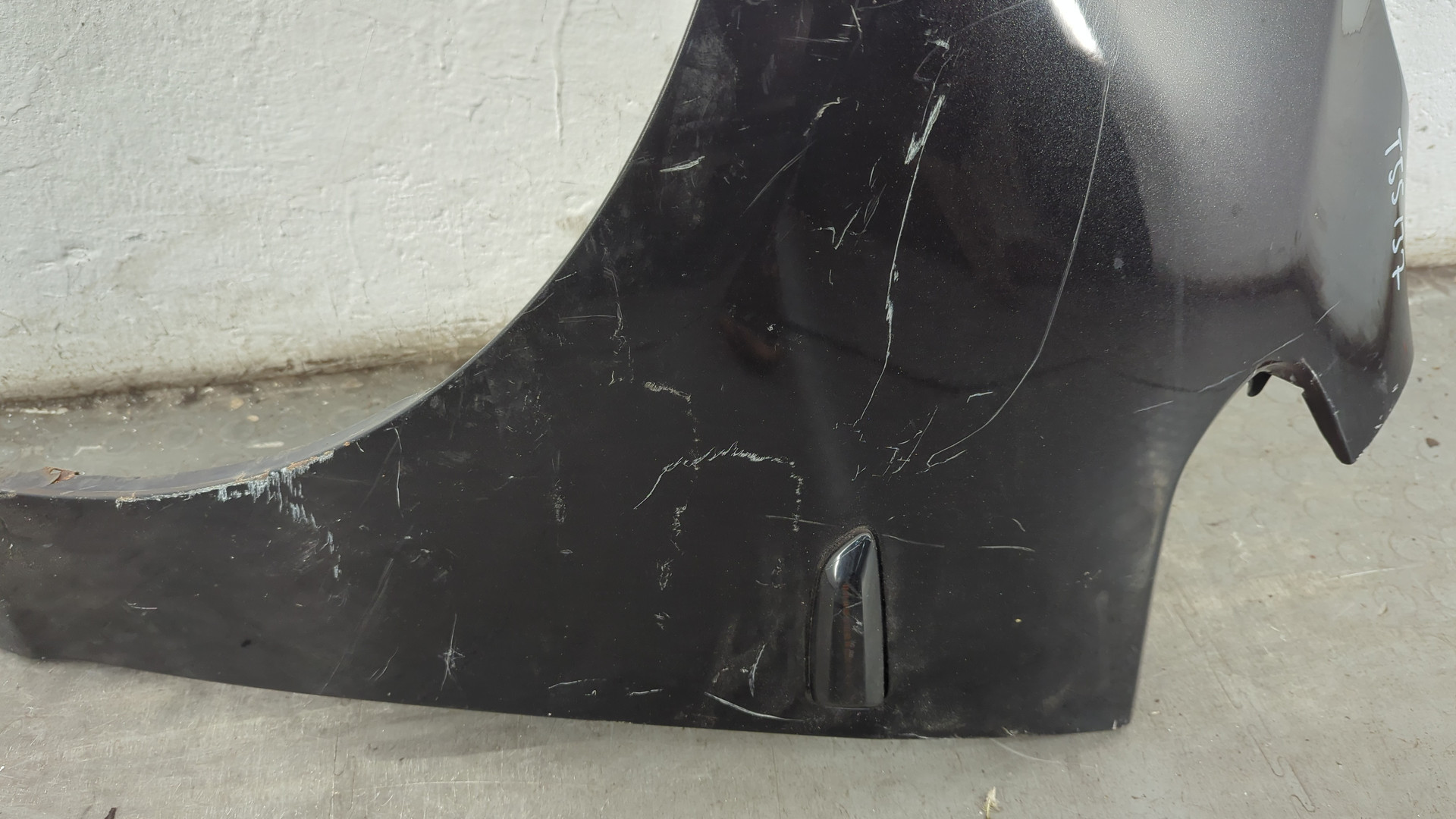 Крыло переднее левое