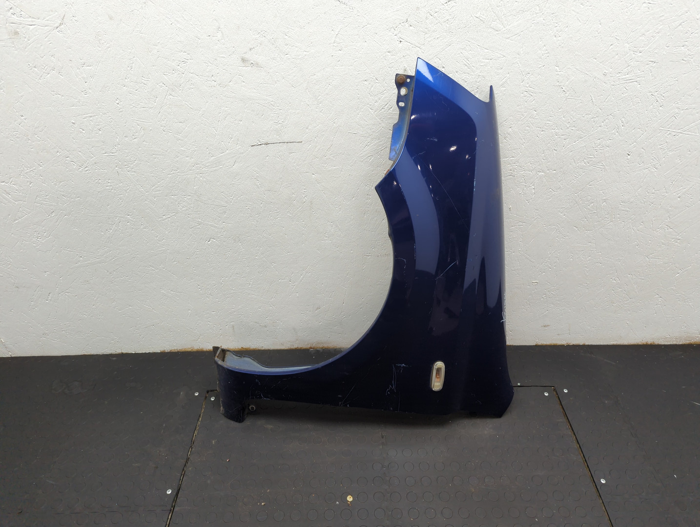 Крыло переднее левое