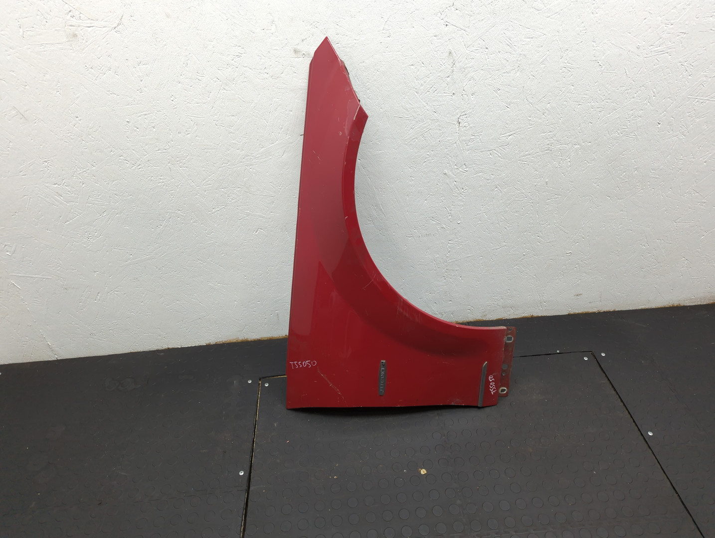 Крыло переднее правое