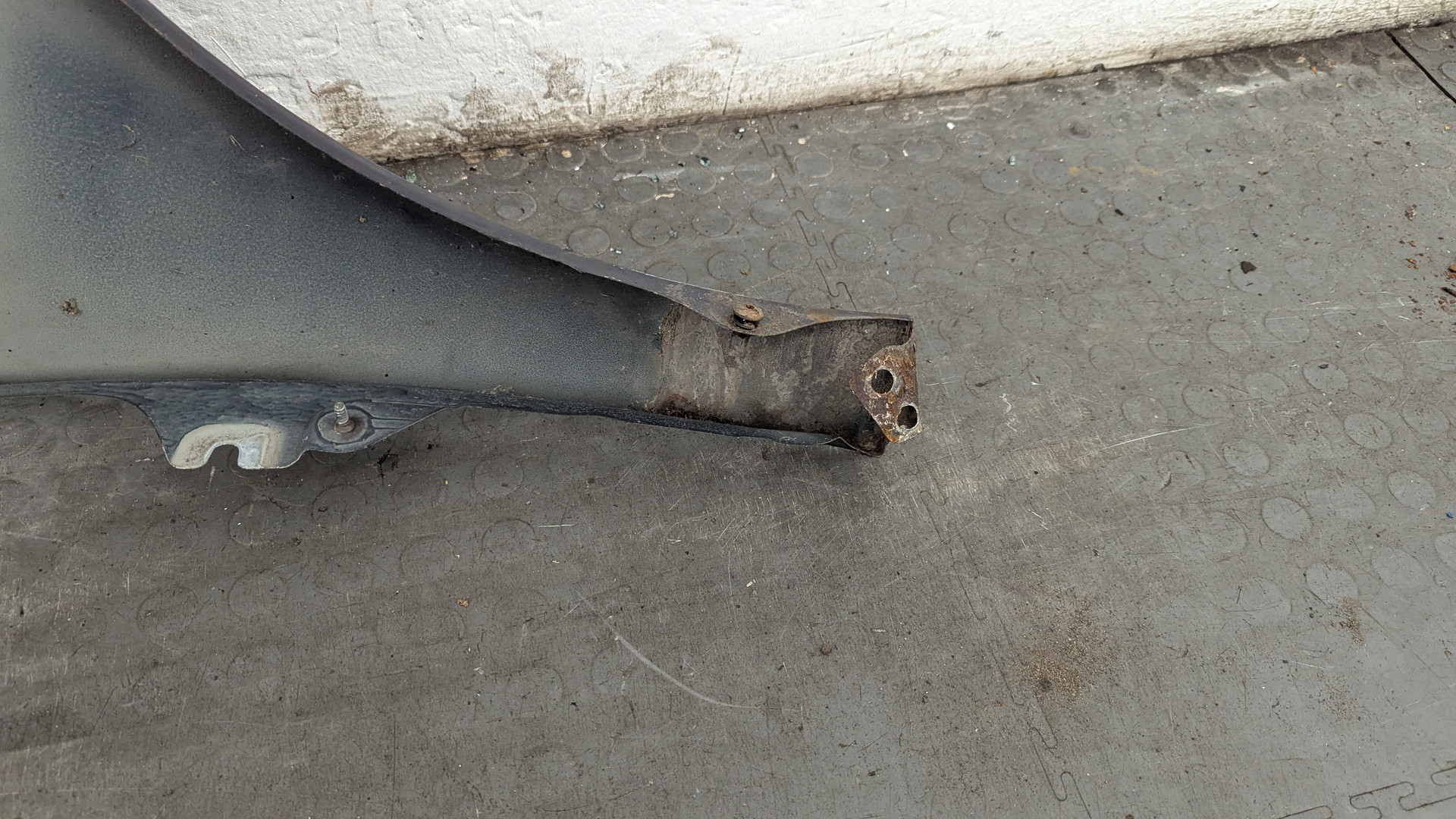 Крыло переднее левое