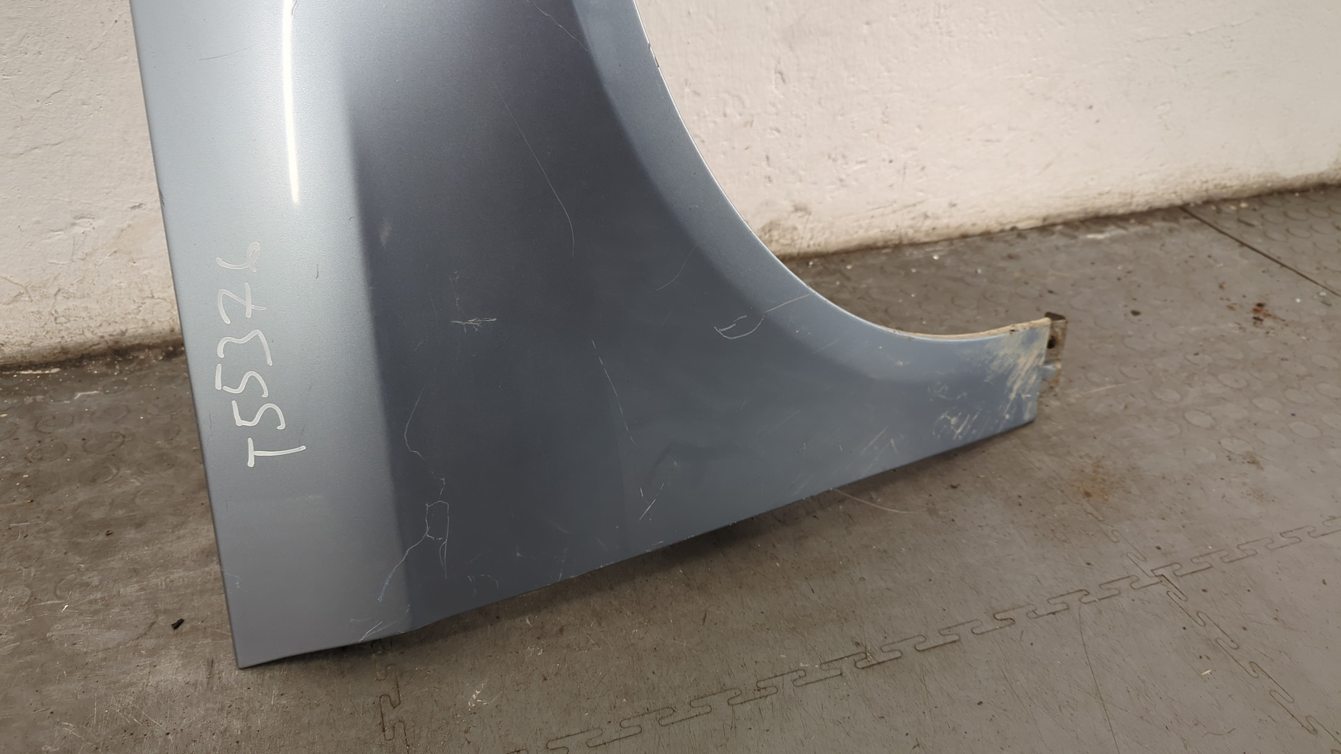 Крыло переднее правое