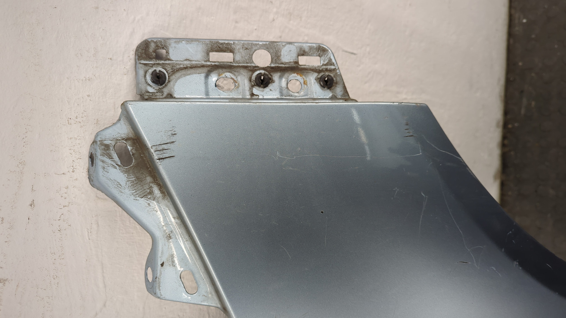 Крыло переднее правое