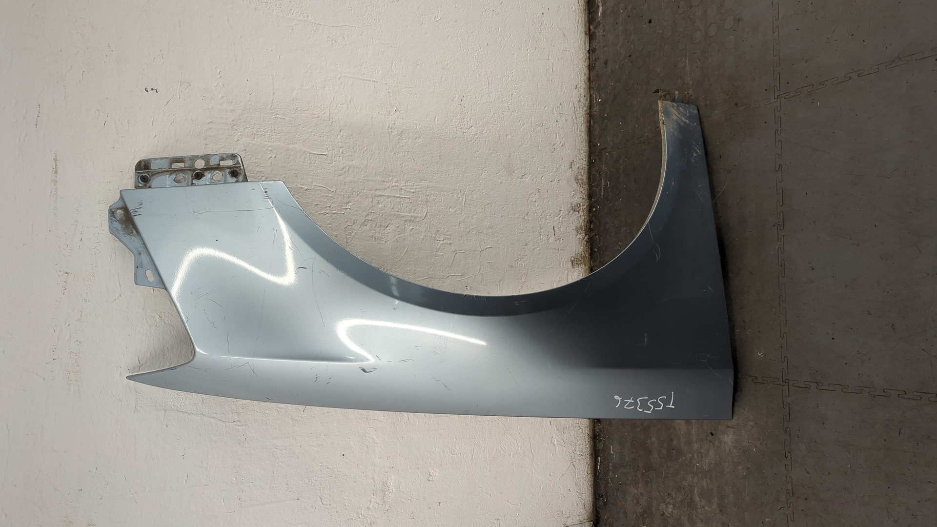 Крыло переднее правое