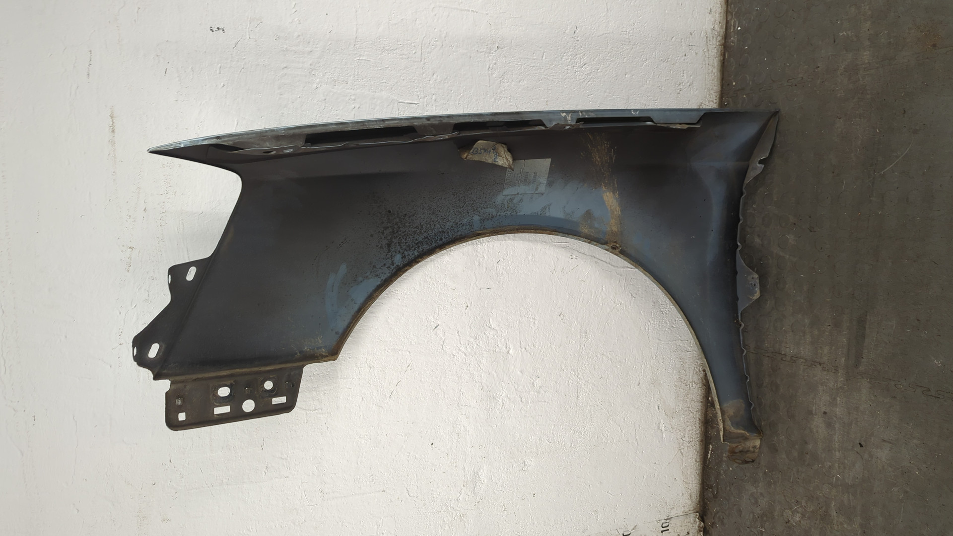 Крыло переднее правое