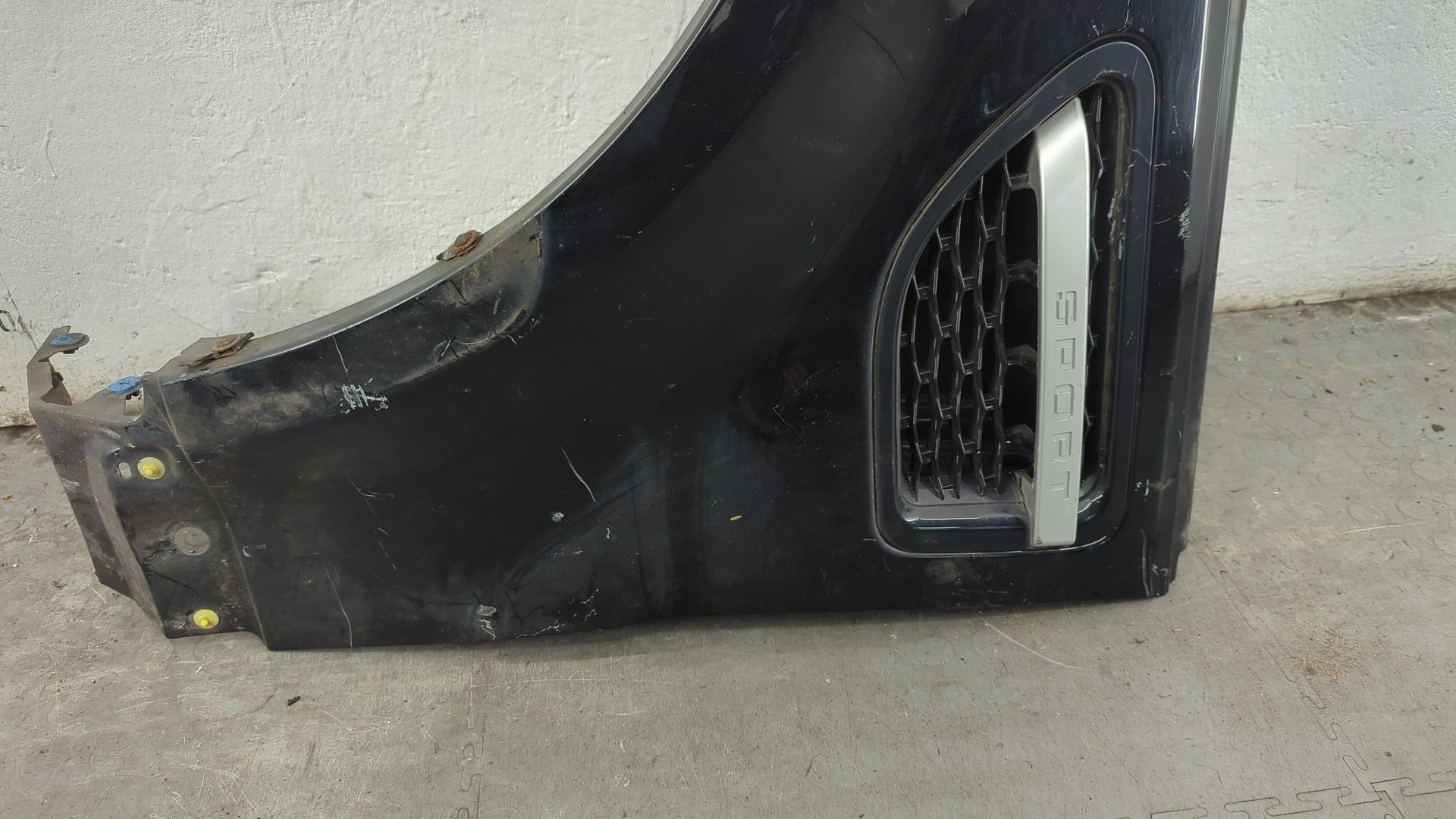 Крыло переднее левое