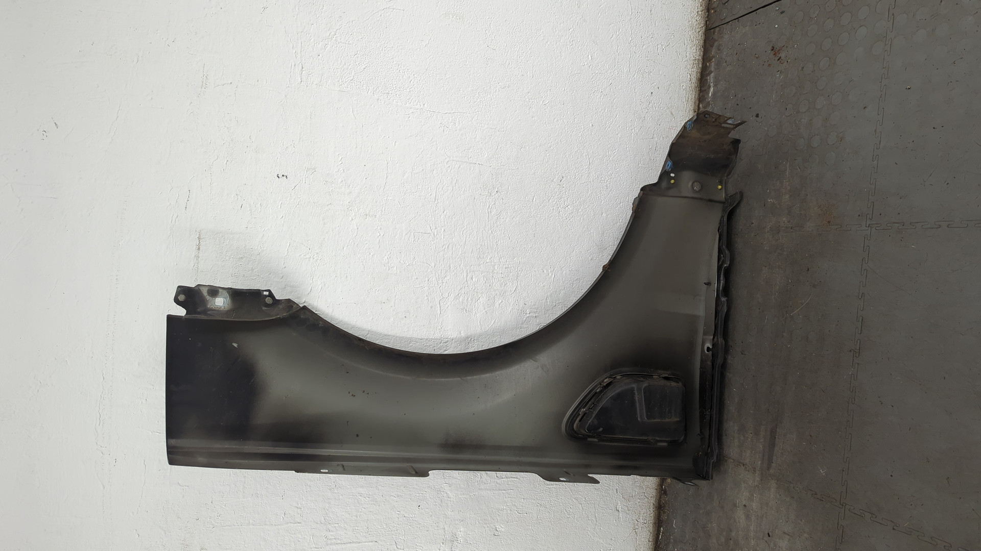 Крыло переднее левое