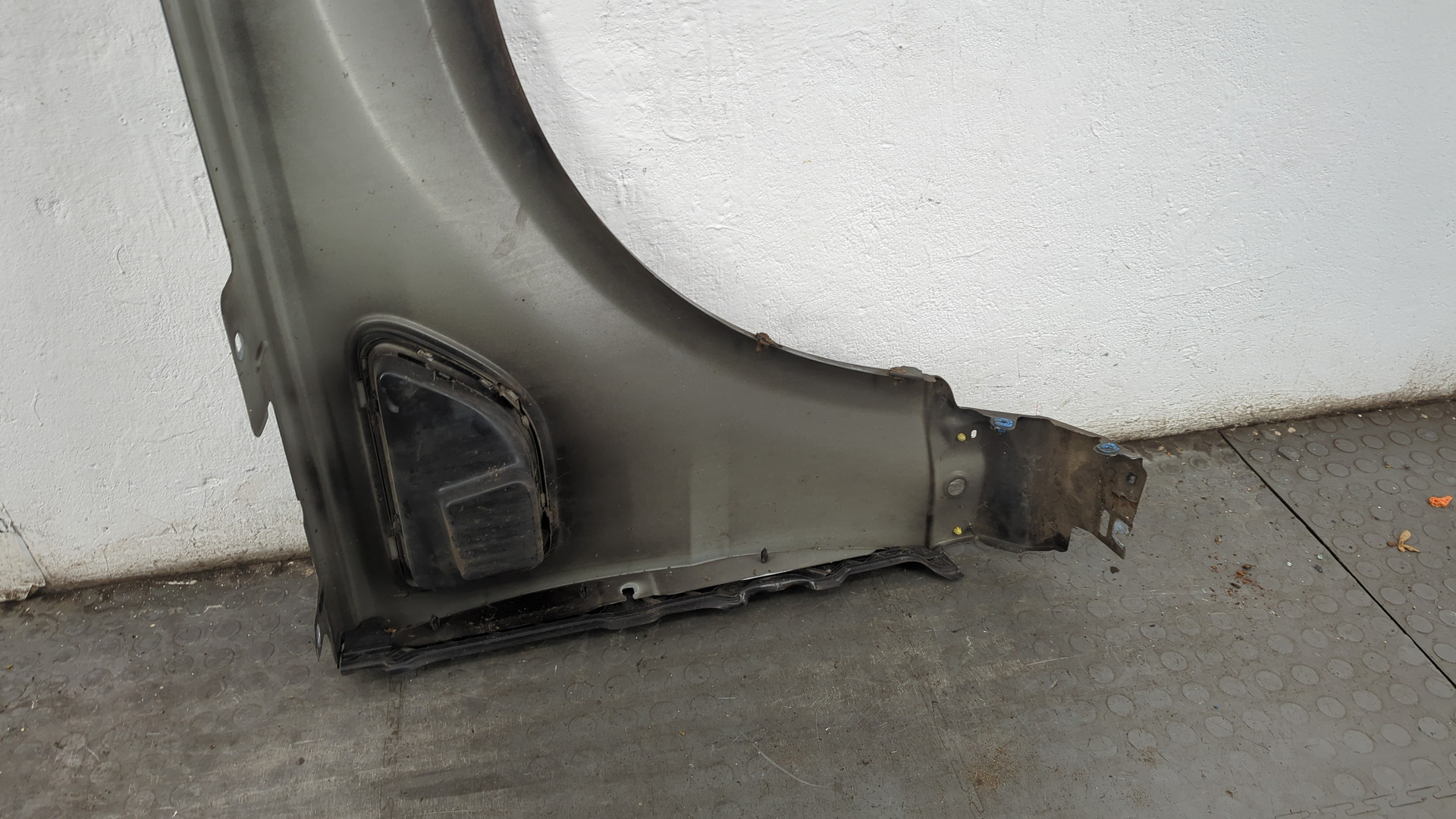 Крыло переднее левое