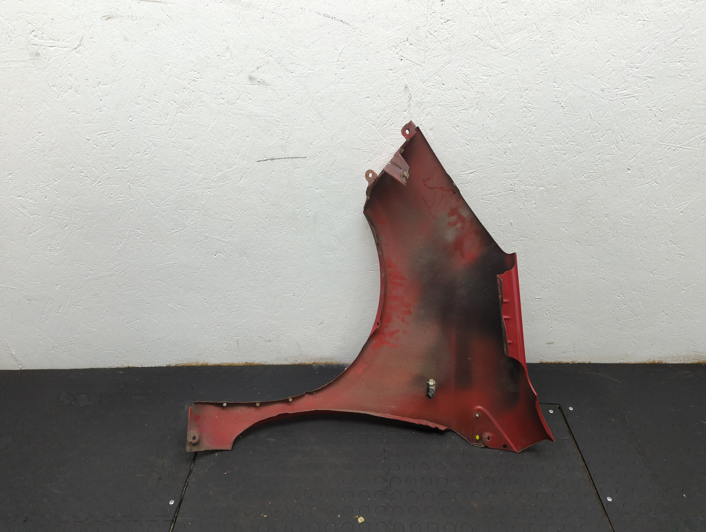 Крыло переднее правое