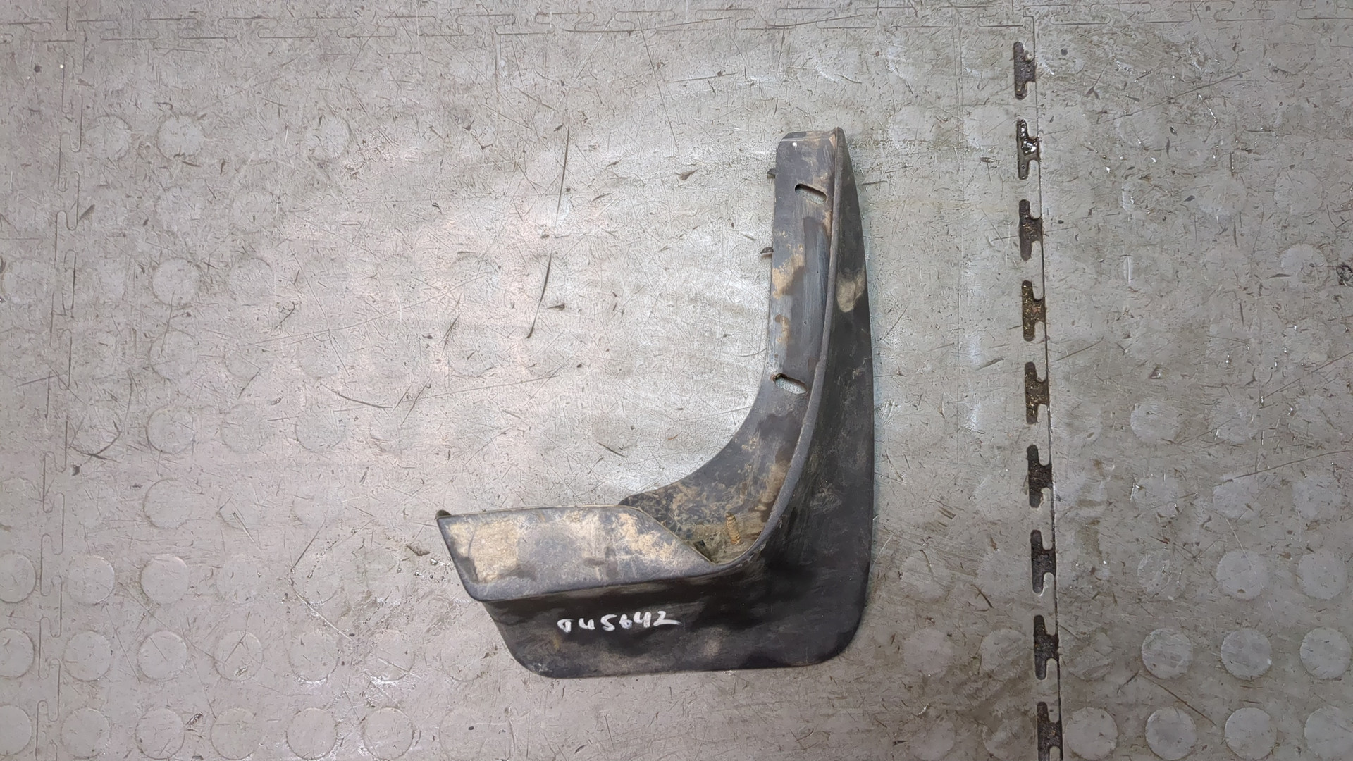 Брызговик задний правый