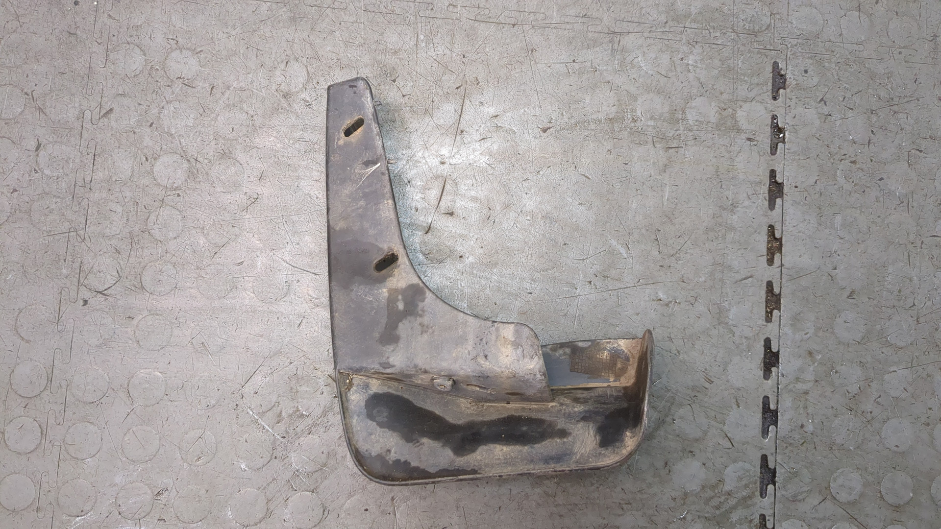 Брызговик задний правый