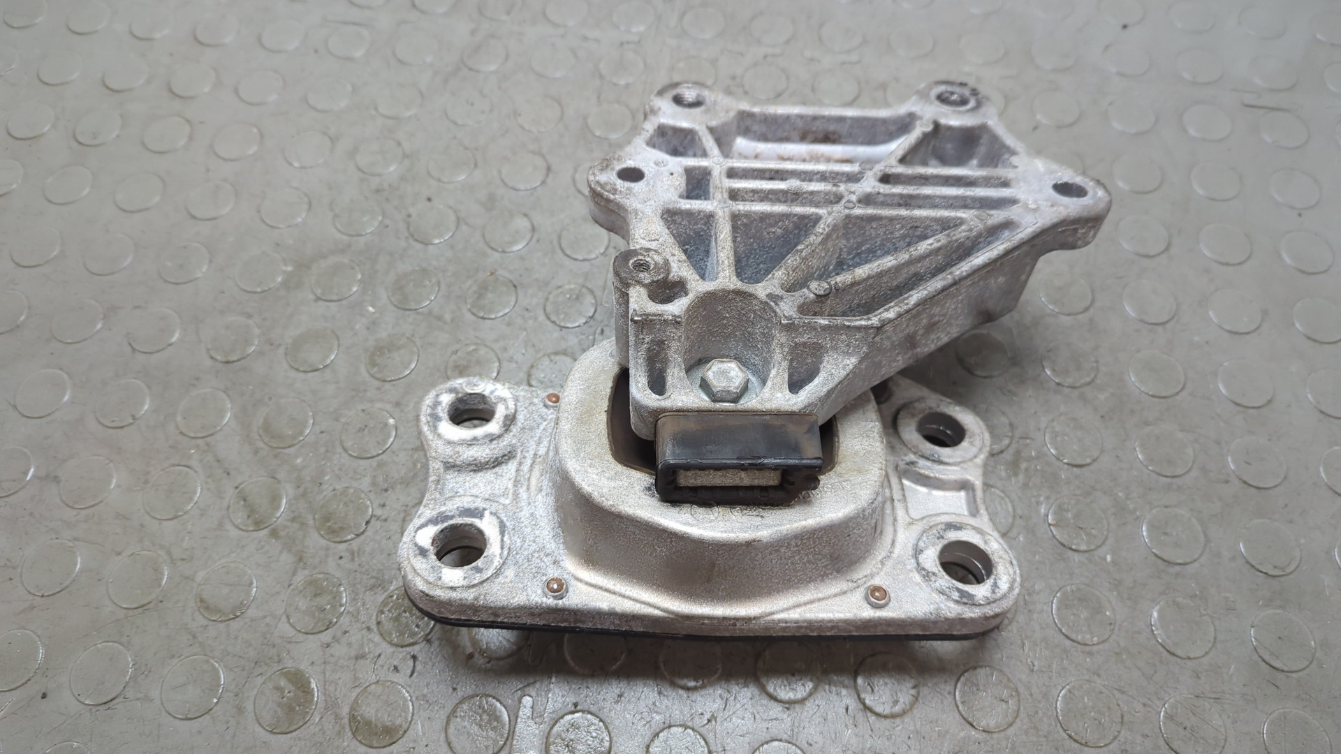 Опора двигателя