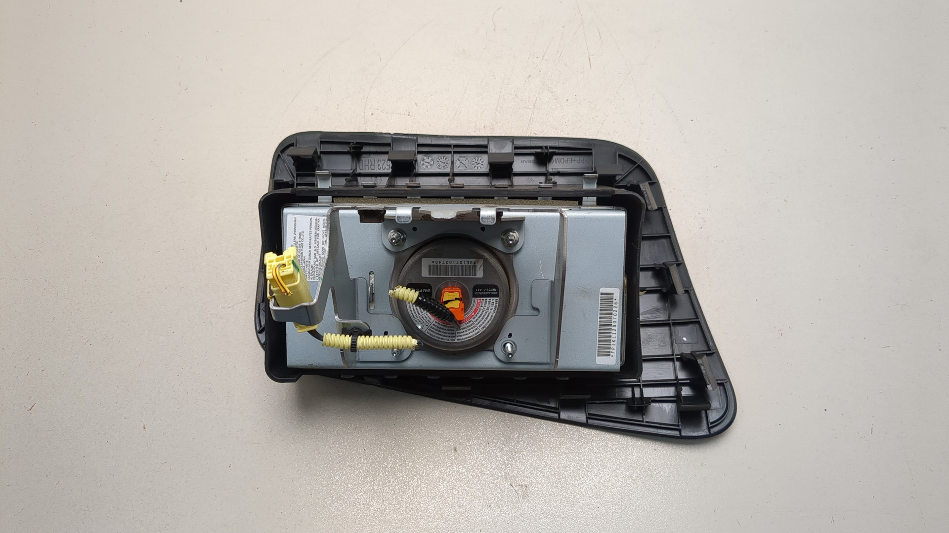 Подушка безопасности пассажирская (в торпедо)