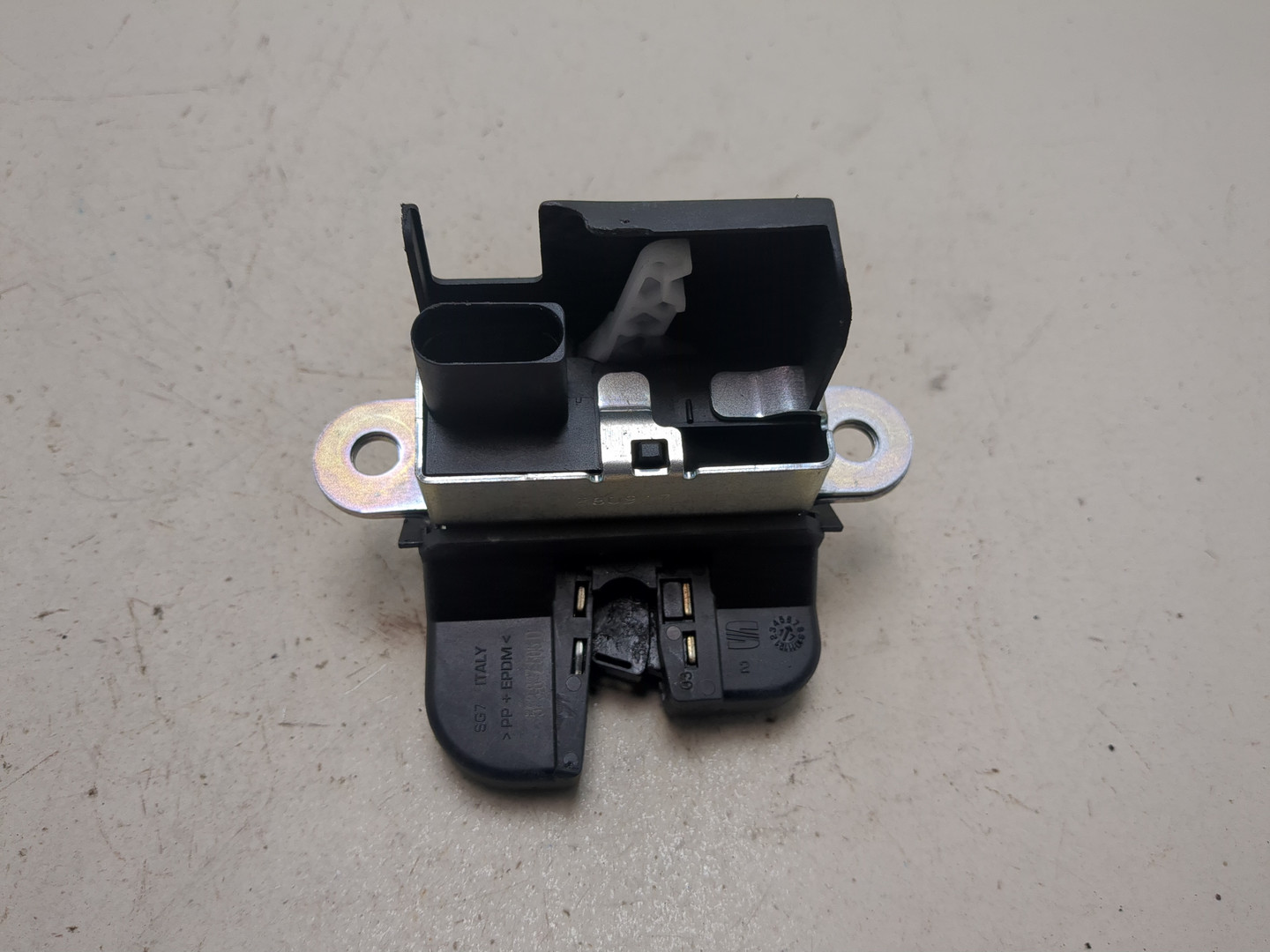 Замок багажника