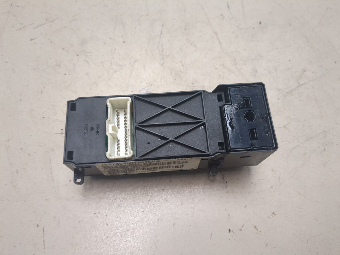 Кнопка стеклоподъемника