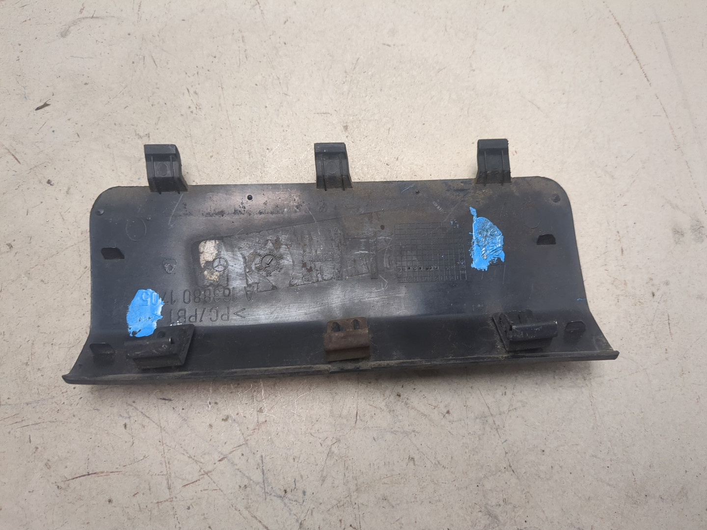 Заглушка бампера левая