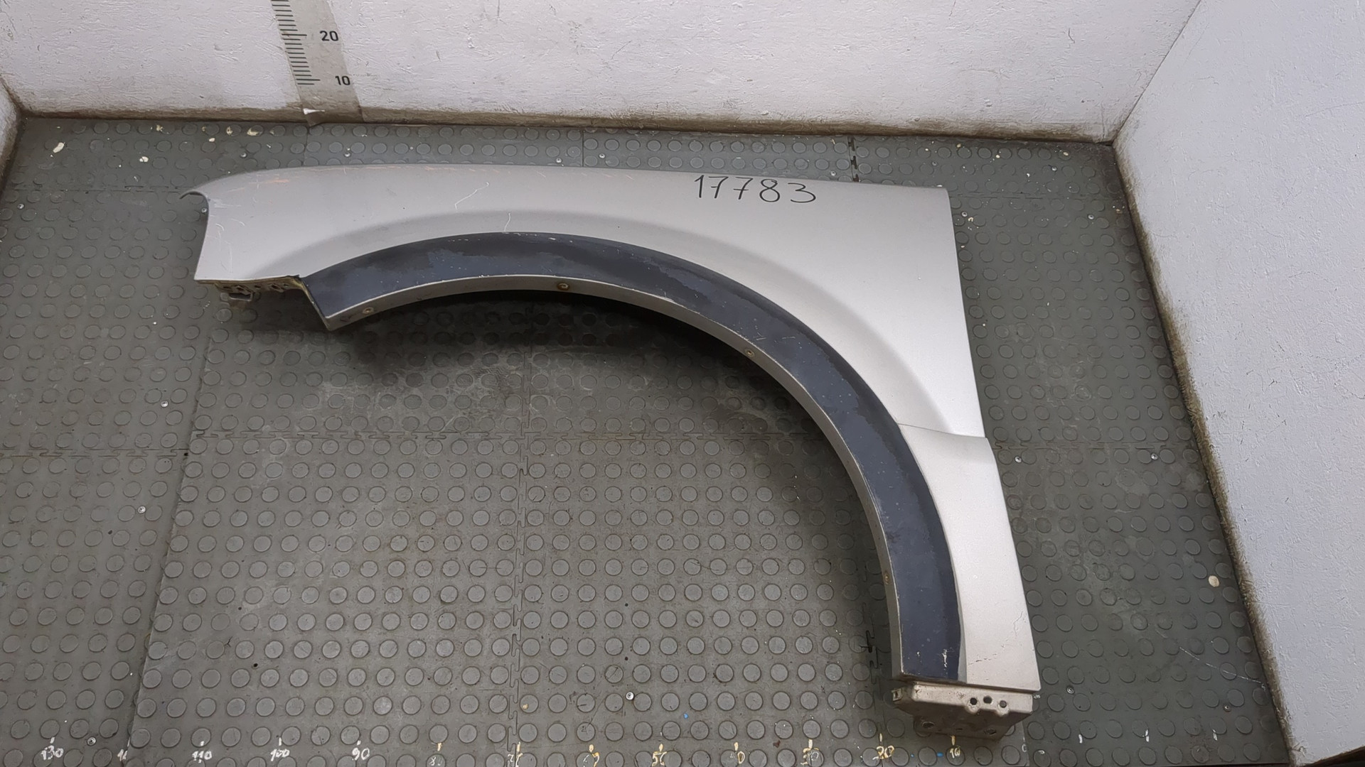 Крыло переднее левое