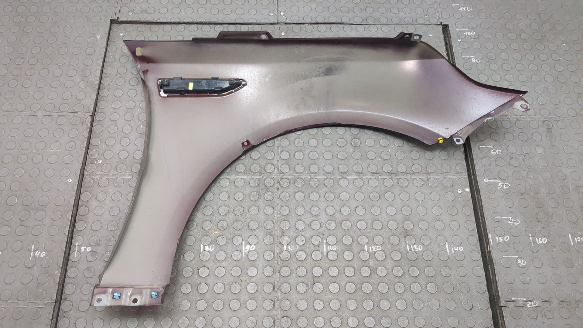 Крыло переднее левое