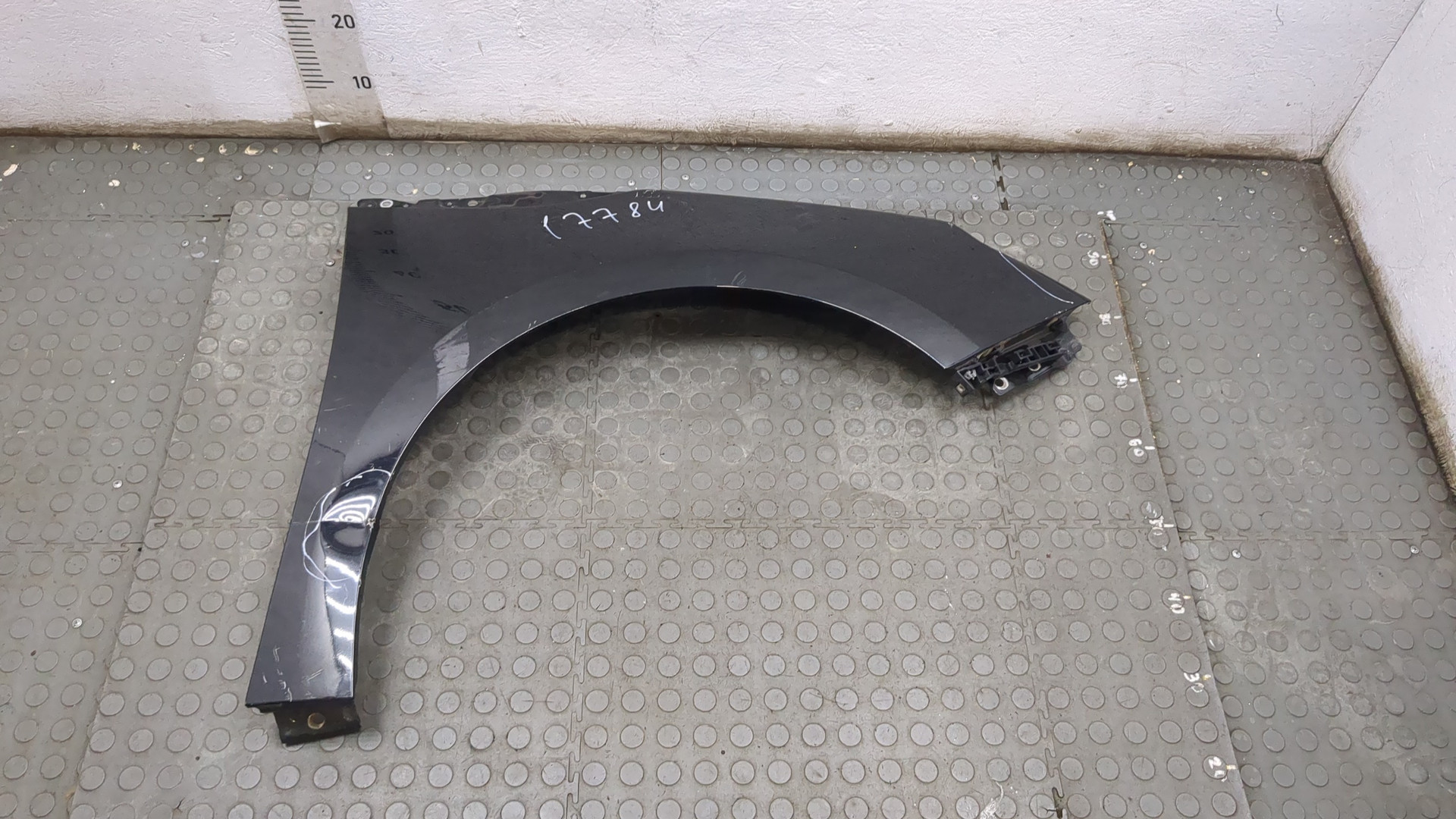 Крыло переднее правое