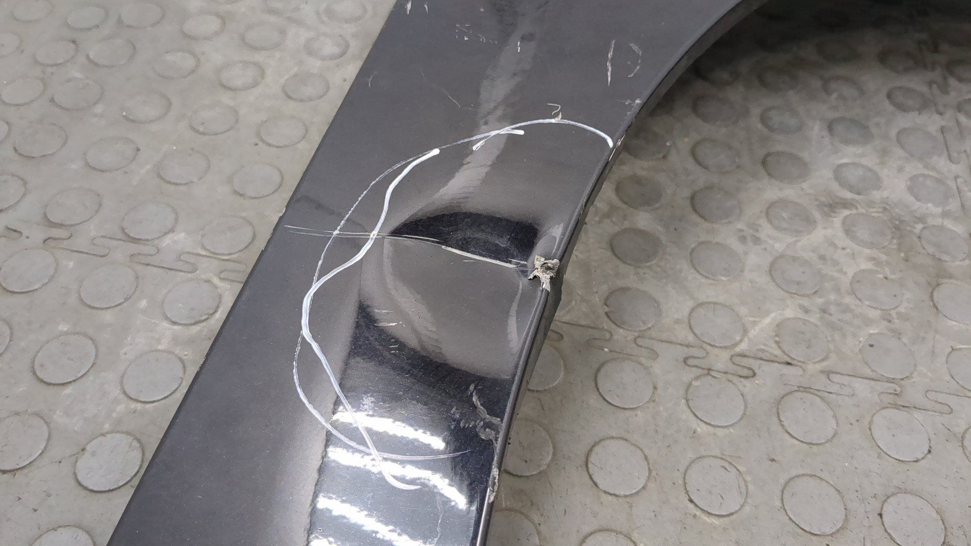 Крыло переднее правое