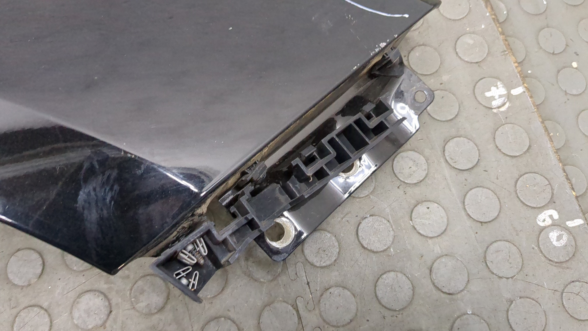 Крыло переднее правое