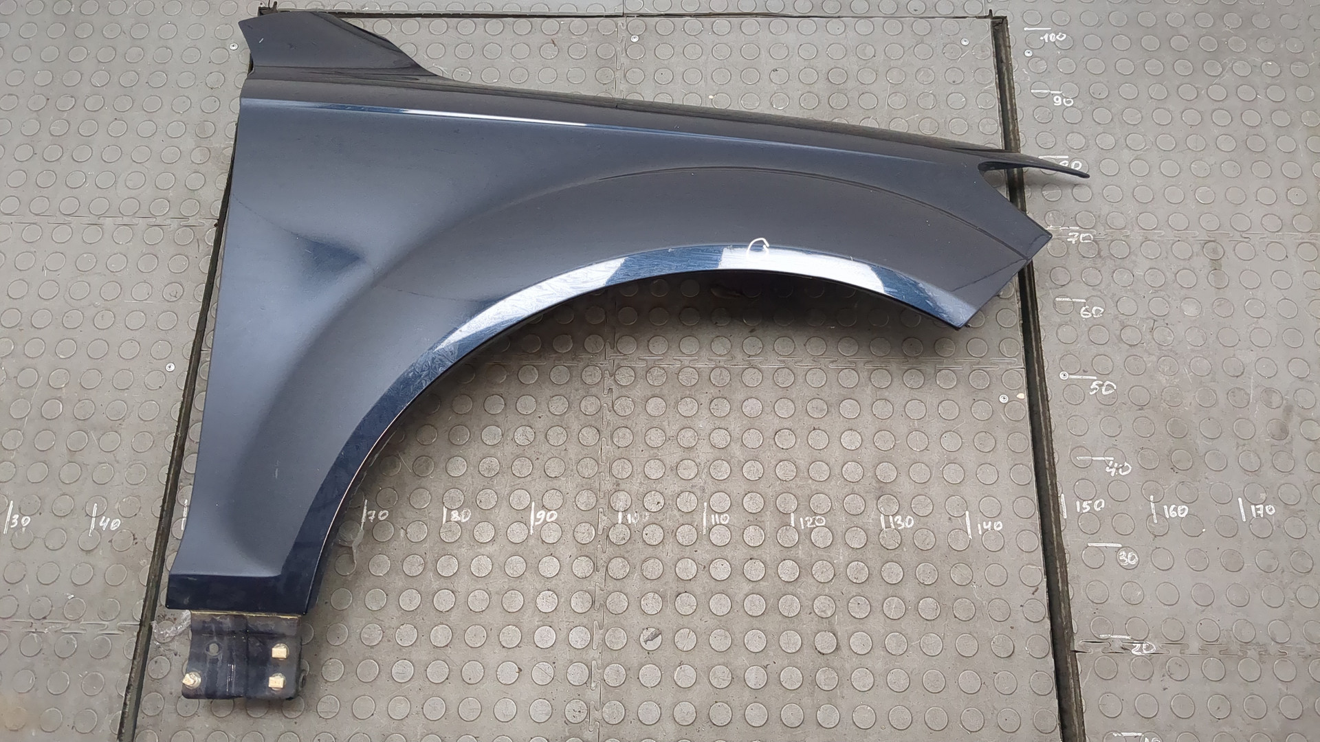 Крыло переднее правое